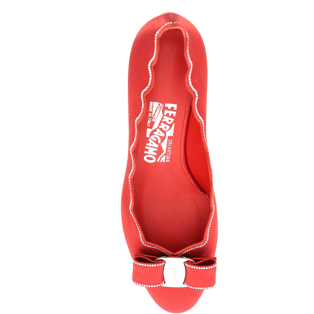 Salvatore Ferragamo Red Satin Leather Crystal Vara Shell Pumps Size US 6.5 EU
Salvatore Ferragamo Red Satin Leather Crystal Vara Shell Pumps Size US 6.5 EU