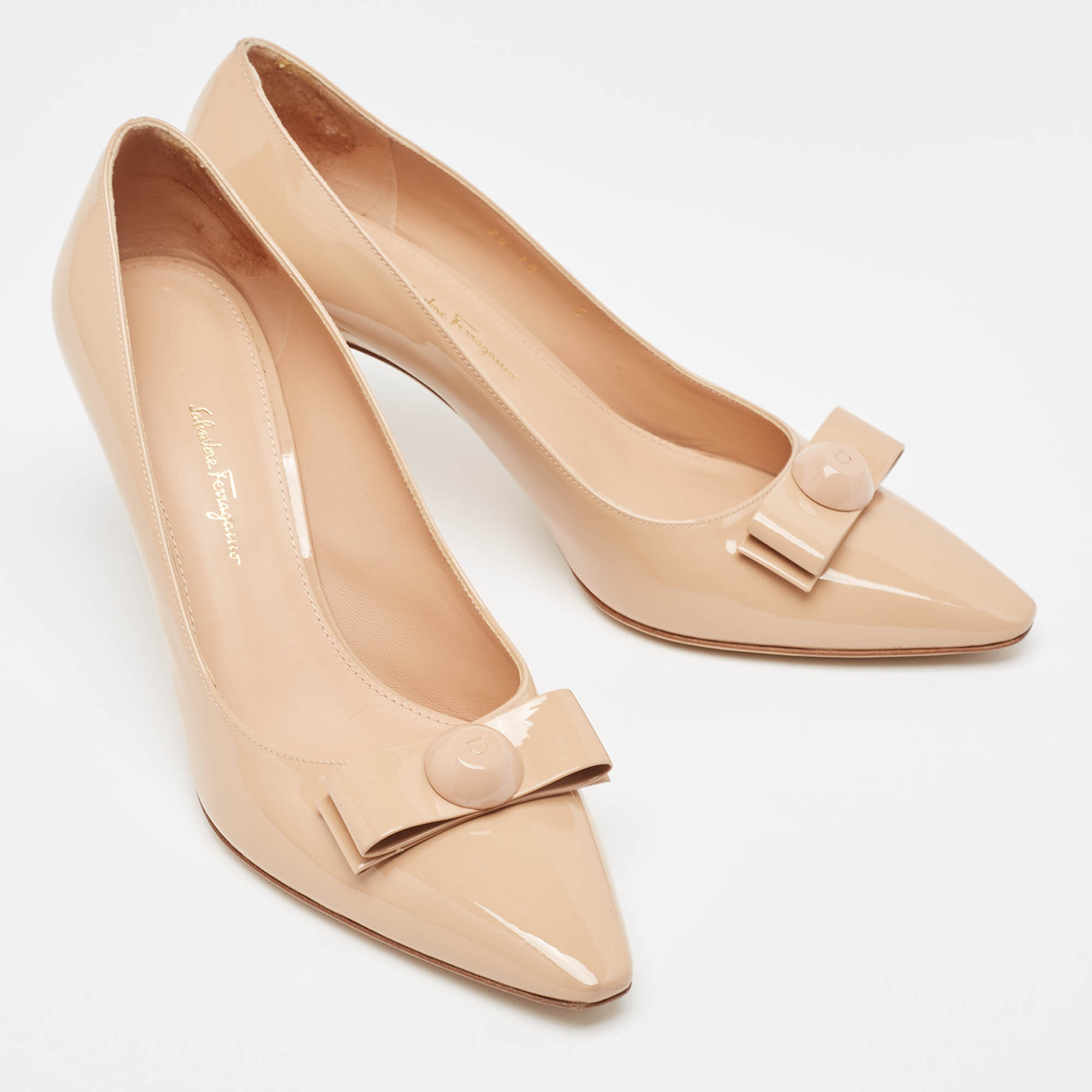 Salvatore Ferragamo Beige Patent Vara Bow  Pumps Size 40.5