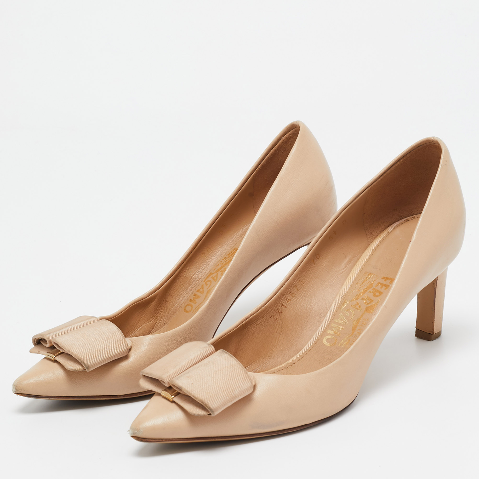 Salvatore Ferragamo Beige Leather Bow Pumps Size 36