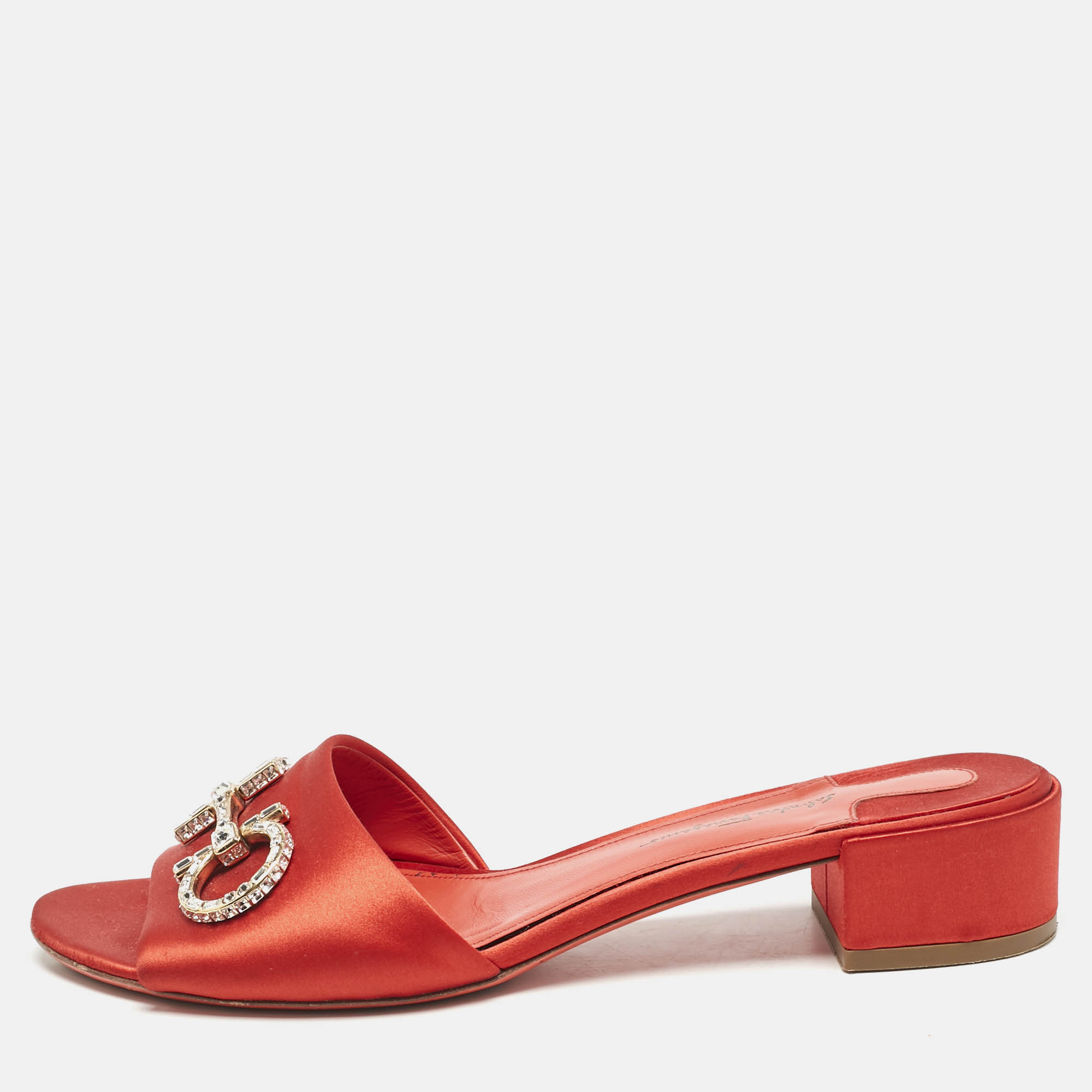 Salvatore Ferragamo Red Satin Crystal Embellished Gancini Logo Slide Sandals Size 39.5
Salvatore Ferragamo Red Satin Crystal Embellished Gancini Logo Slide Sandals Size 39.5