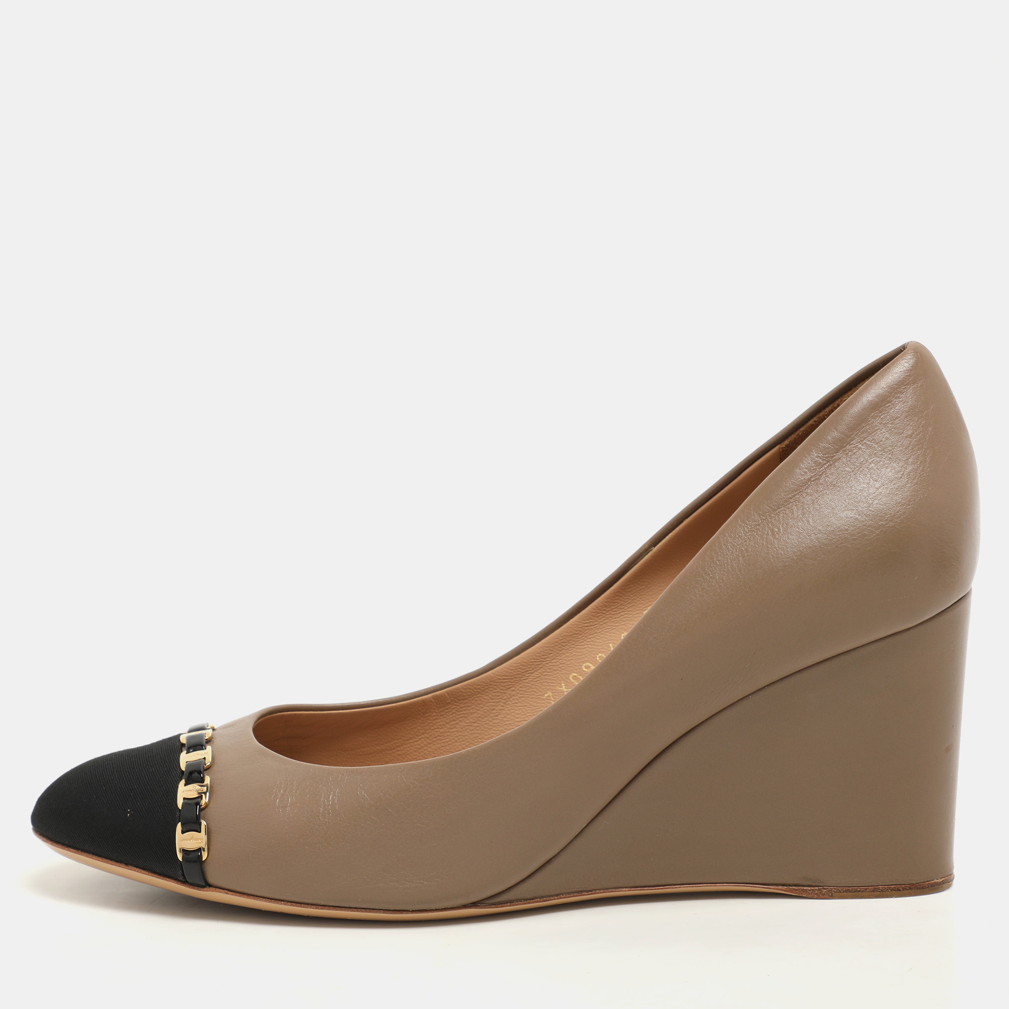 Salvatore Ferragamo Taupe Leather Nana Cap Toe Chain Detail Wedge Pumps Size 38, Grey
Salvatore Ferragamo Taupe Leather Nana Cap Toe Chain Detail Wedge Pumps Size 38, Grey