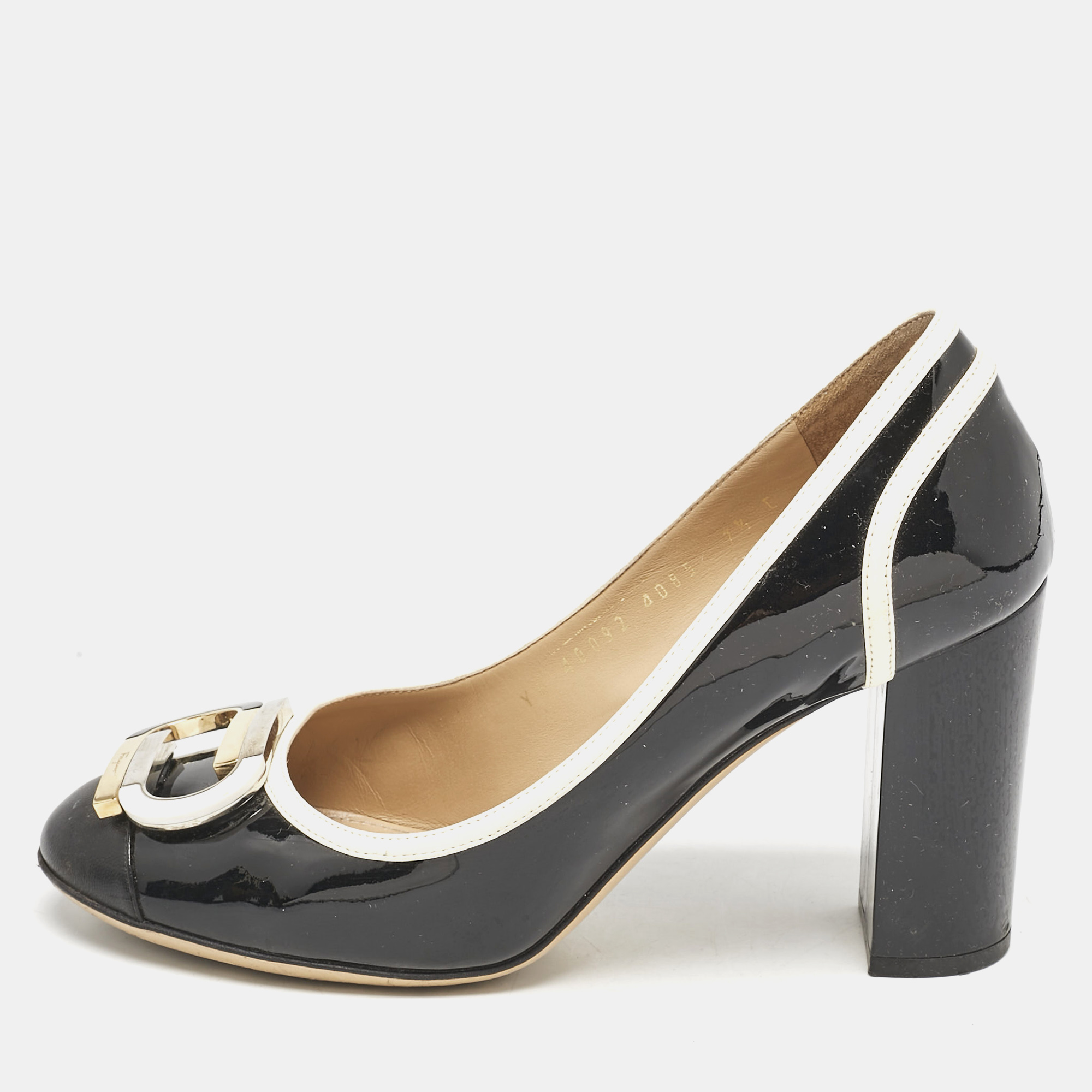 Salvatore Ferragamo Black/Cream Patent Leather Bow Pumps Size 38
Salvatore Ferragamo Black/Cream Patent Leather Bow Pumps Size 38