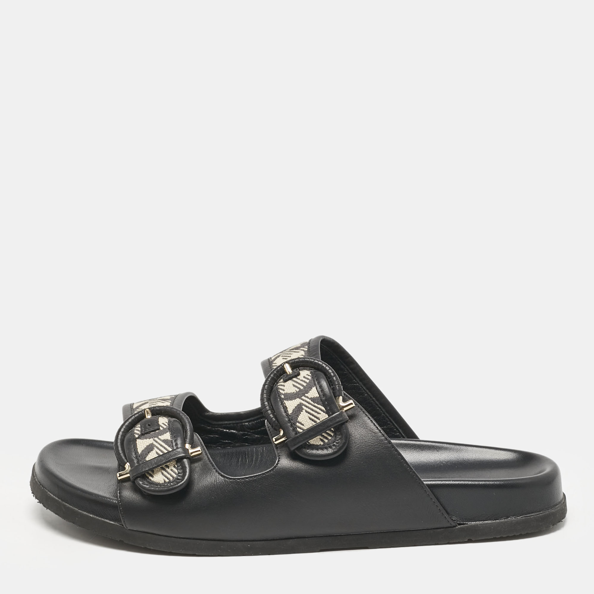 Salvatore Ferragamo Black/Off White Logo Print Fabric and Leather Gairo T Flat Slides Size 39.5
Salvatore Ferragamo Black/Off White Logo Print Fabric and Leather Gairo T Flat Slides Size 39.5