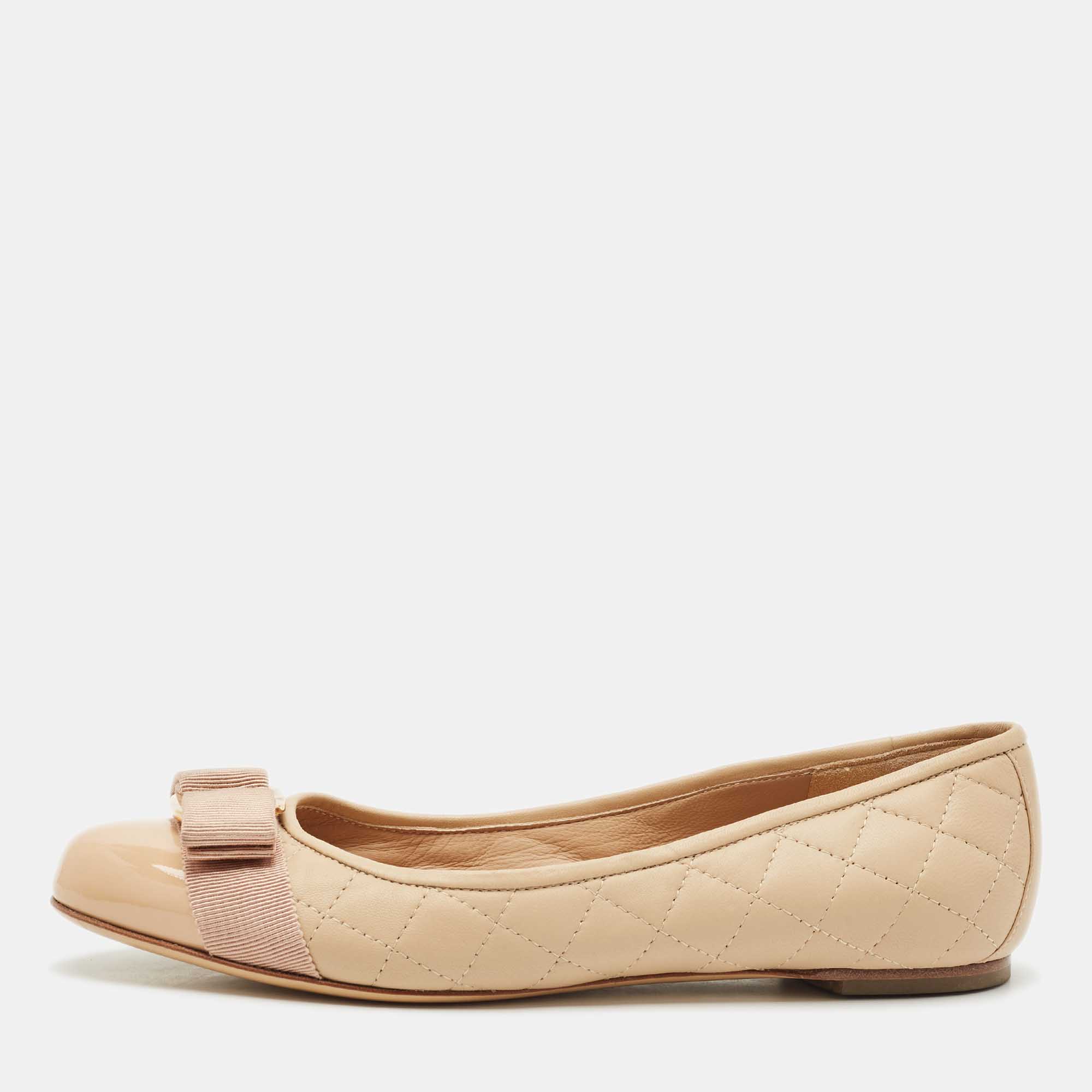 Salvatore Ferragamo Beige Quilted Patent and Leather Varina Ballet Flats Size 37.5
Salvatore Ferragamo Beige Quilted Patent and Leather Varina Ballet Flats Size 37.5