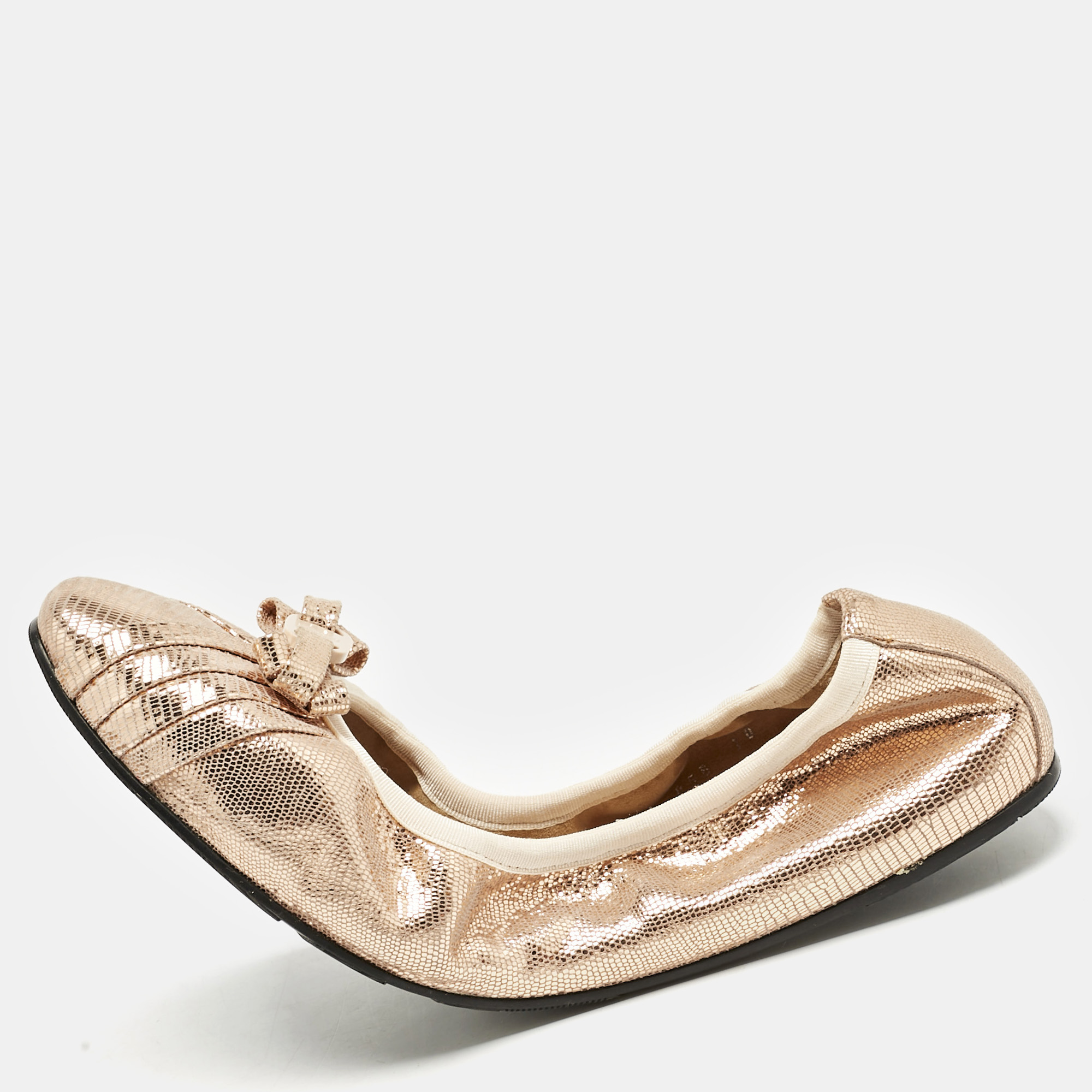 Salvatore Ferragamo Metallic Rose Gold Suede My Joy Scrunch Ballet Flats Size 40.5, Pink
Salvatore Ferragamo Metallic Rose Gold Suede My Joy Scrunch Ballet Flats Size 40.5, Pink