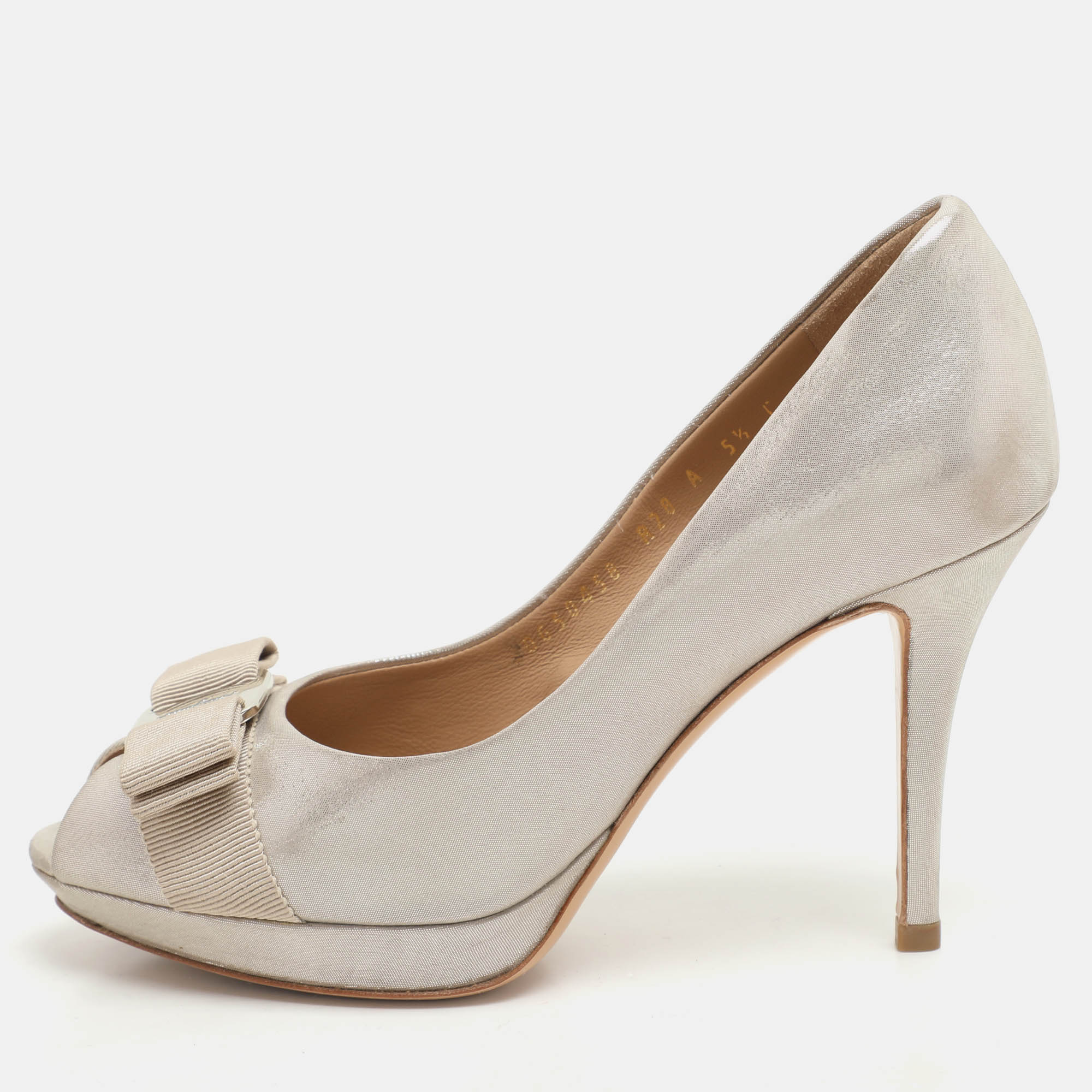 Salvatore Ferragamo Gold Nubuck Leather Talia Peep Toe Pumps Size 36
Salvatore Ferragamo Gold Nubuck Leather Talia Peep Toe Pumps Size 36