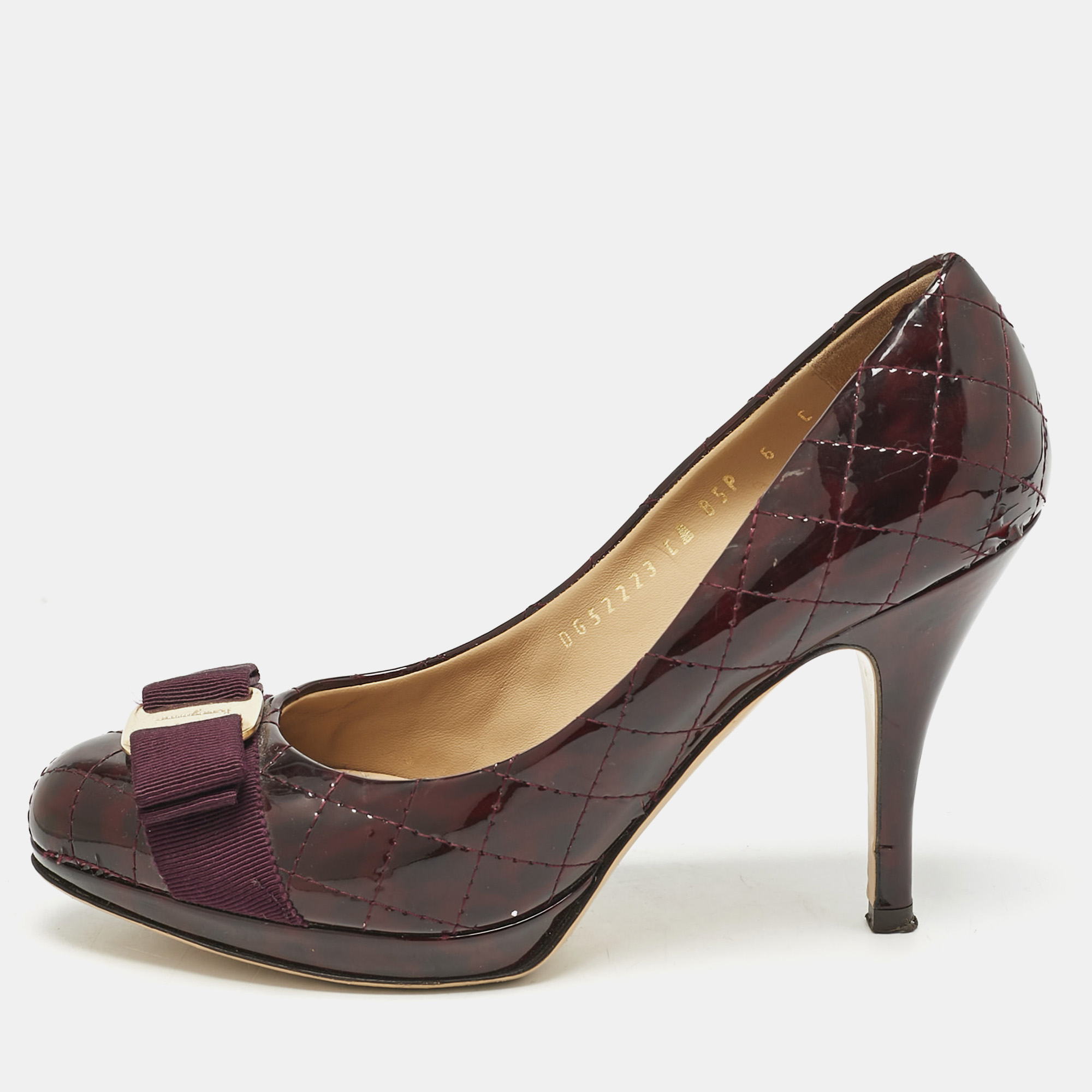 Salvatore Ferragamo Burgundy Quilted Patent Leather Vara Bow Pumps Size 36.5
Salvatore Ferragamo Burgundy Quilted Patent Leather Vara Bow Pumps Size 36.5