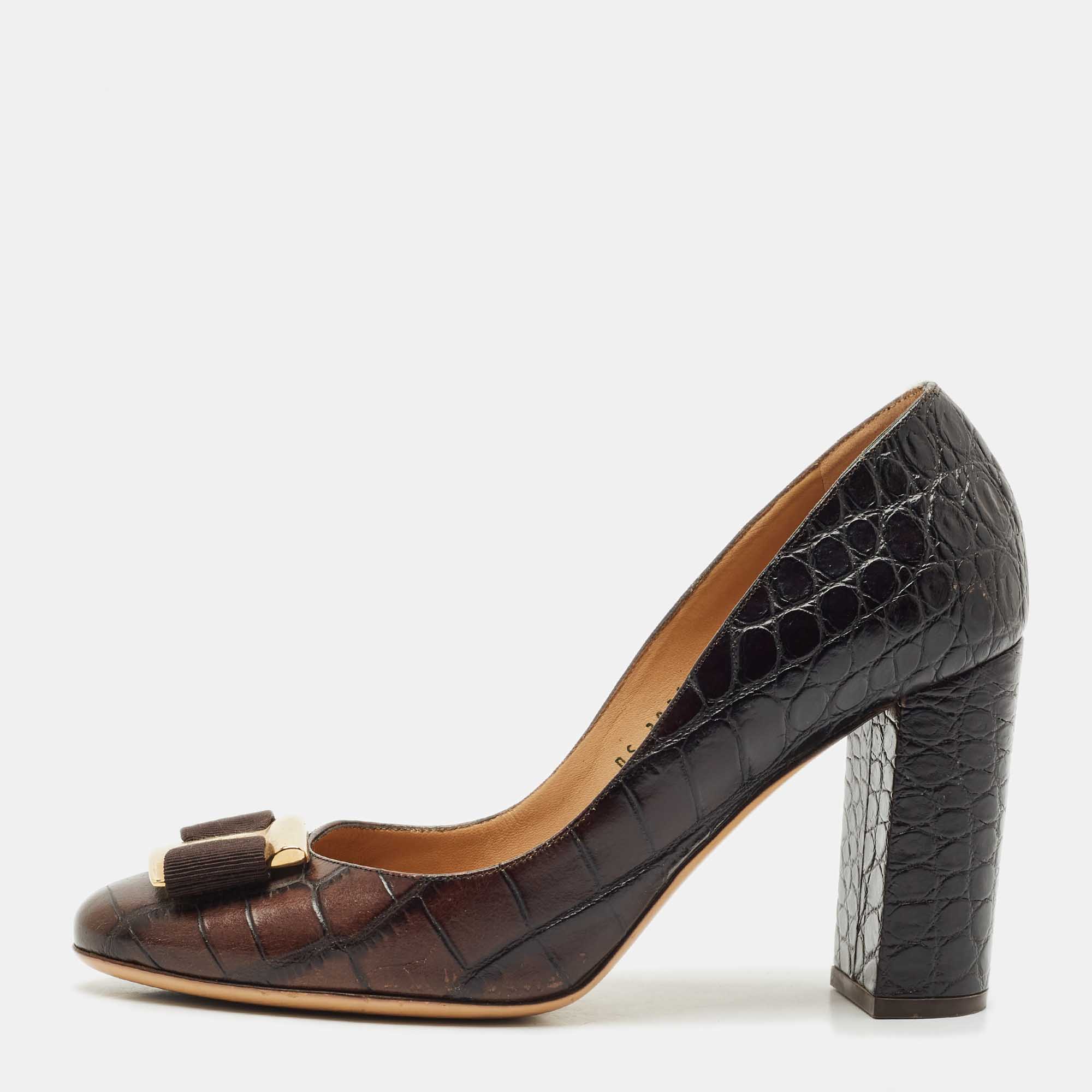 Salvatore Ferragamo Brown Alligator Leather Vara Bow Block Heel Pumps Size 39.5
Salvatore Ferragamo Brown Alligator Leather Vara Bow Block Heel Pumps Size 39.5
