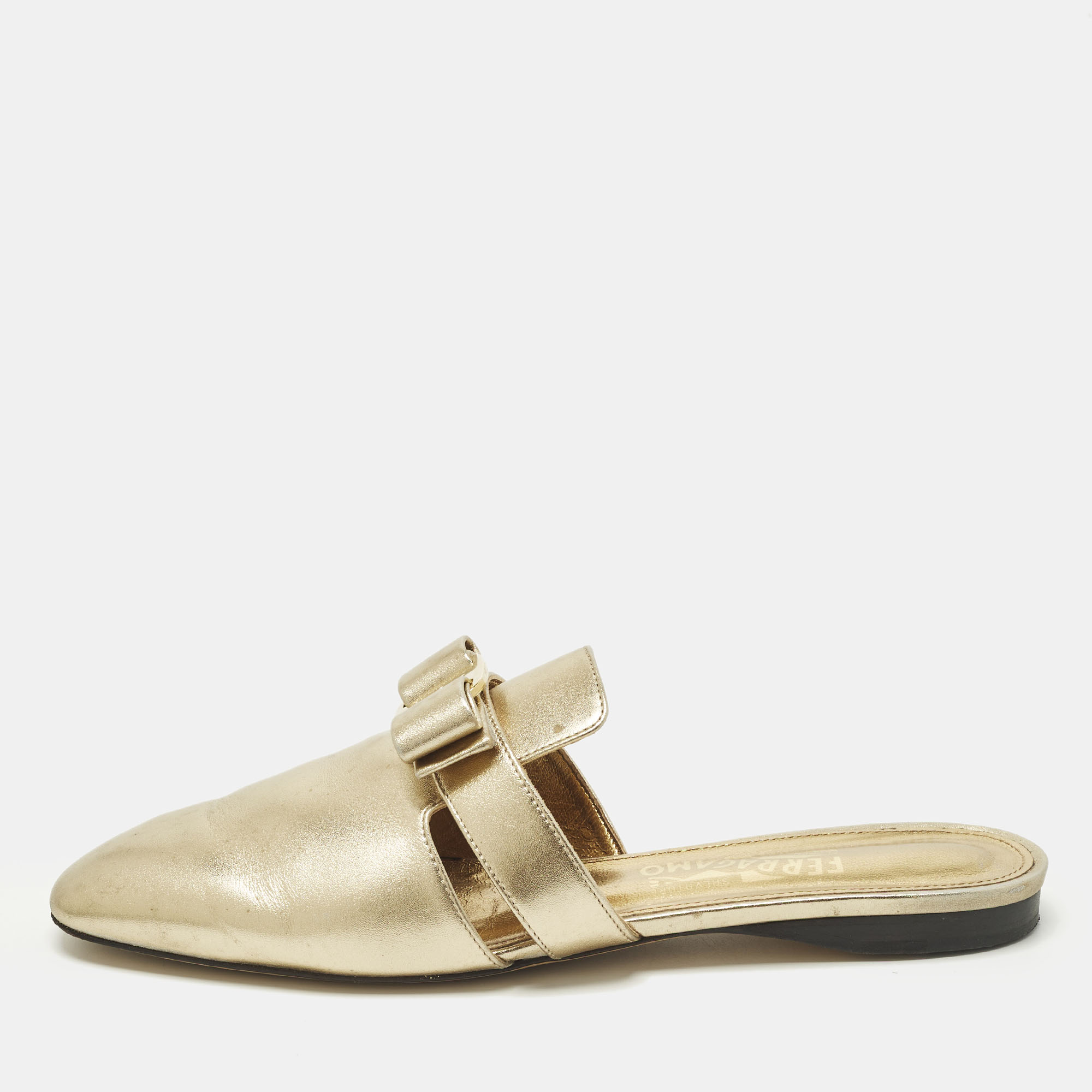 Salvatore Ferragamo Briza Size 38.5 Gold Leather Flat Mules
Salvatore Ferragamo Briza Size 38.5 Gold Leather Flat Mules