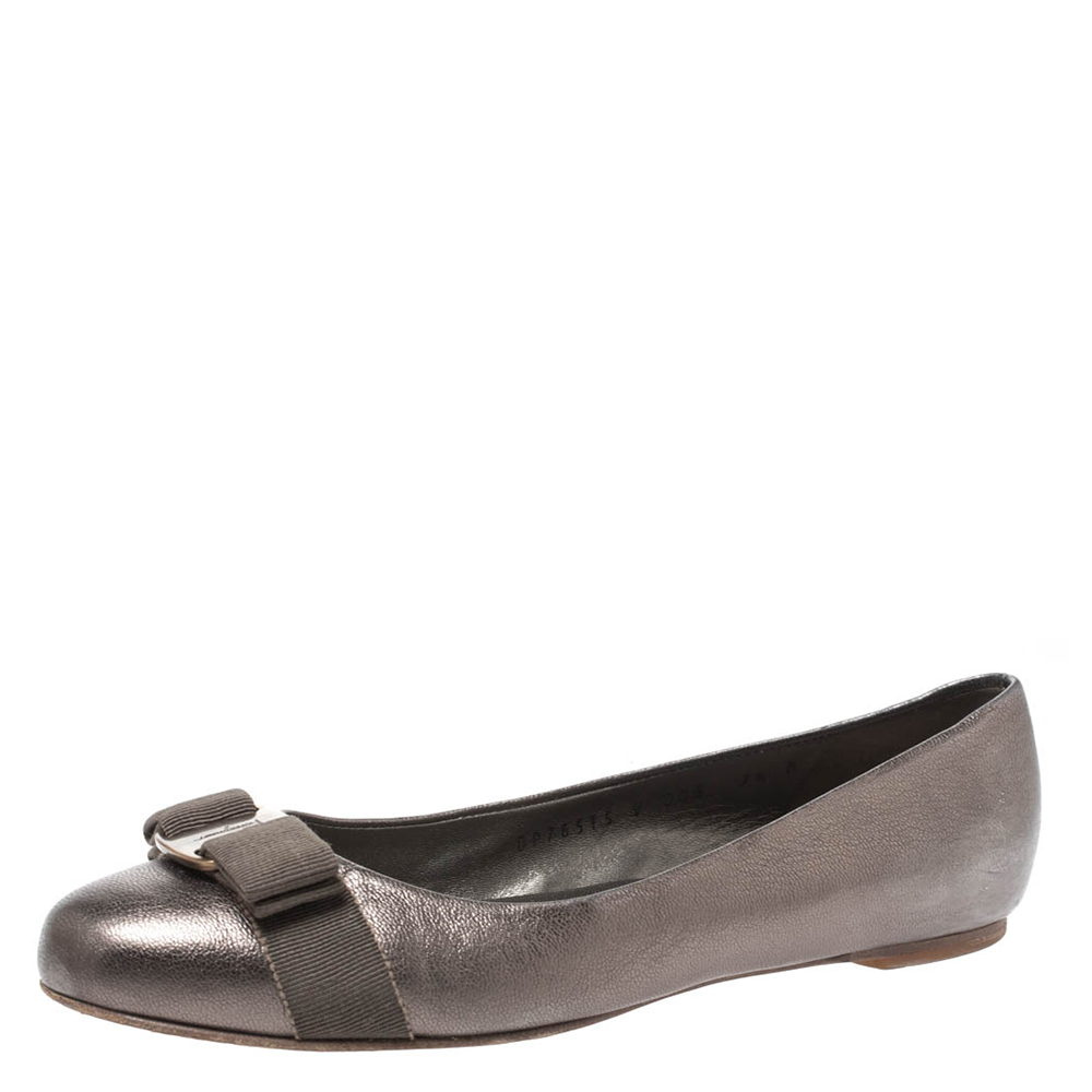 Salvatore ferragamo metallic grey leather vara bow ballet flats size 38