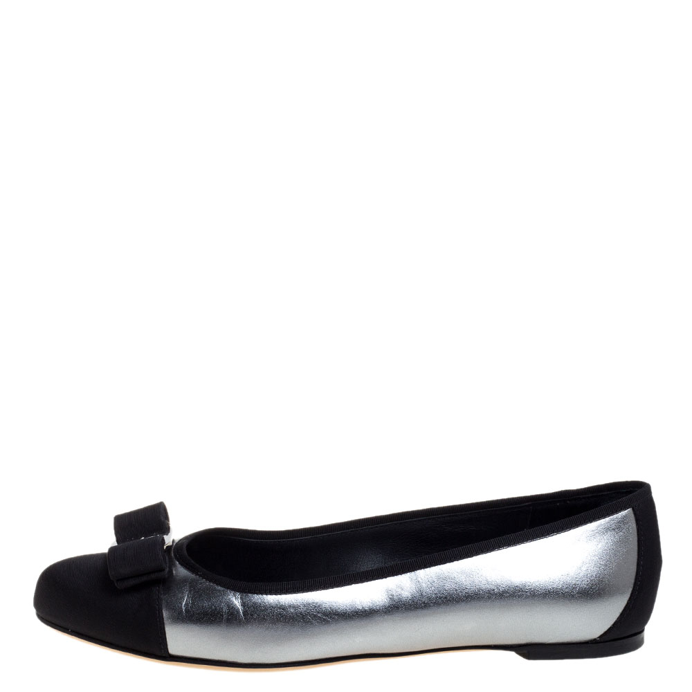 Salvatore Ferragamo Silver/Black Leather And Fabric Cap Toe Bow Flats Size
Salvatore Ferragamo Silver/Black Leather And Fabric Cap Toe Bow Flats Size
