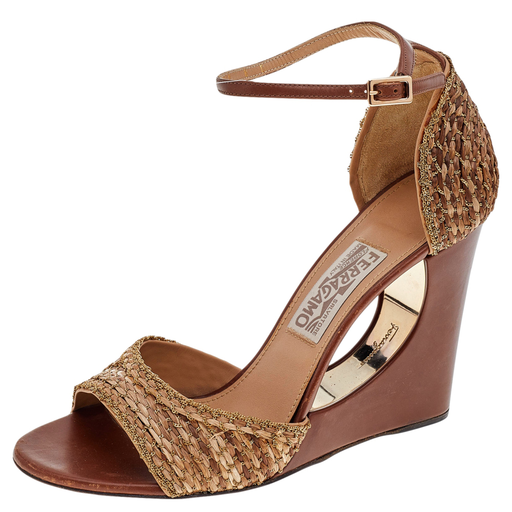 Salvatore Ferragamo Brown/Beige Woven Straw Chain Embellishment Sandals Size 38.5
Salvatore Ferragamo Brown/Beige Woven Straw Chain Embellishment Sandals Size 38.5