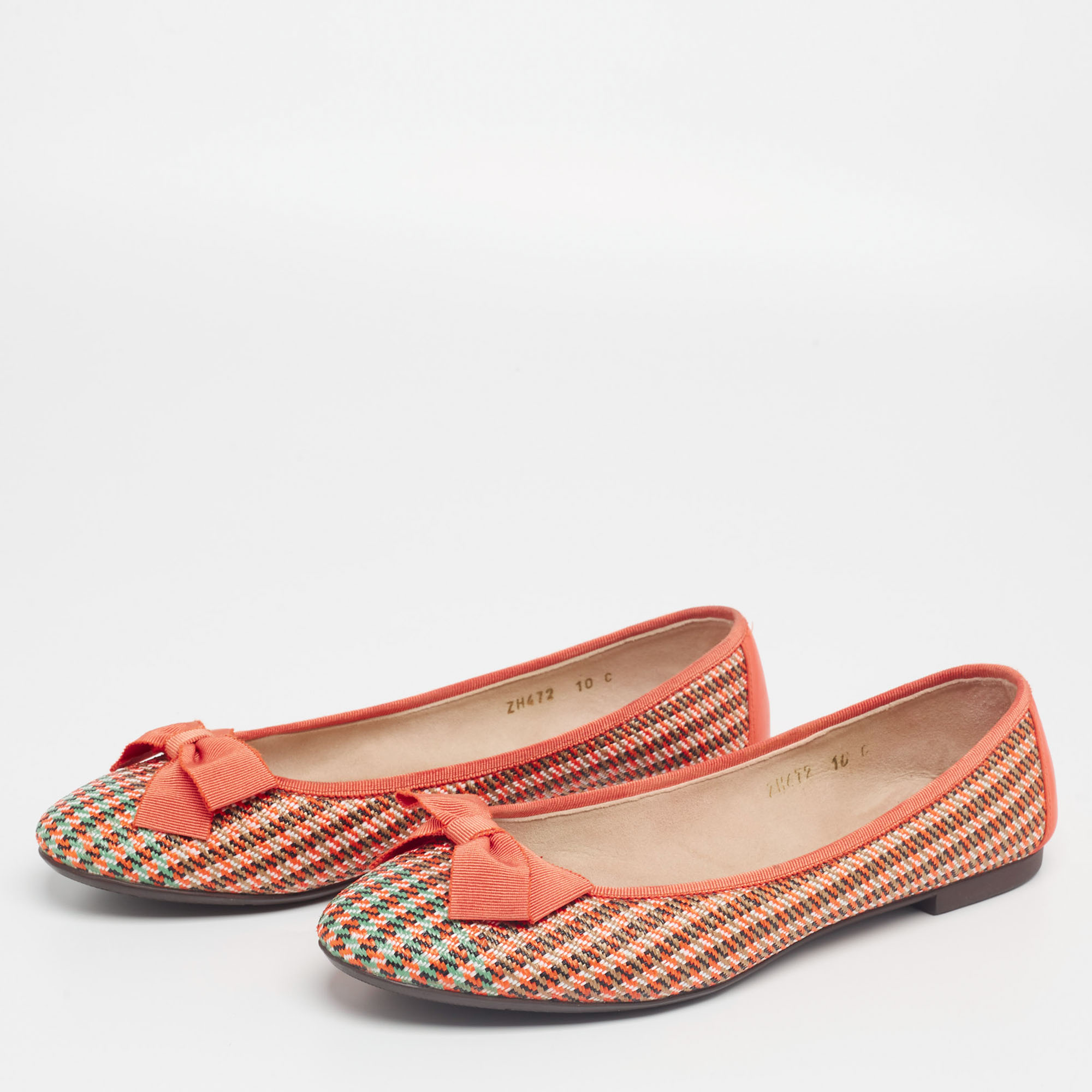 Salvatore Ferragamo Tri-Color Woven Straw and Leather Bow Ballet Flats Size, Orange
Salvatore Ferragamo Tri-Color Woven Straw and Leather Bow Ballet Flats Size, Orange
