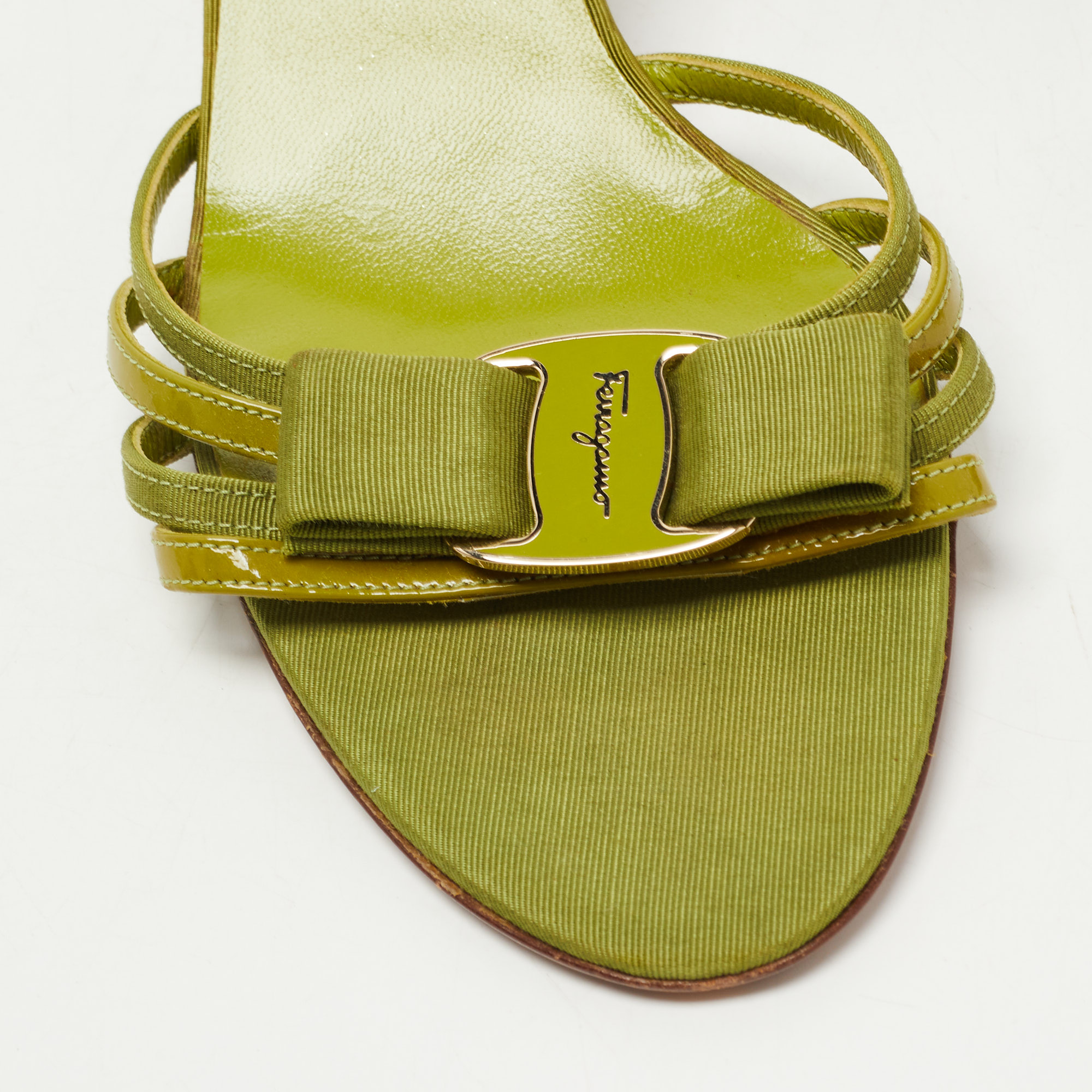Salvatore Ferragamo Green Patent Leather And Canvas Vara Bow Strappy Slide Sandals Size 40.5