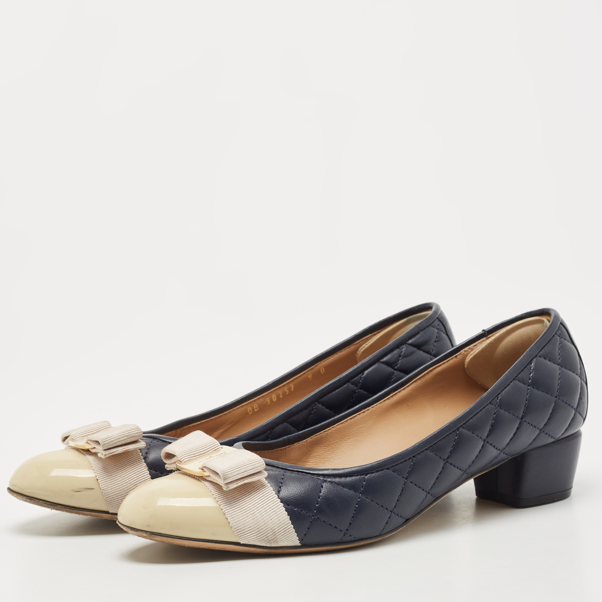 Salvatore Ferragamo Blue/Beige Leather and Patent Vara Bow Block Heel Pumps Size
Salvatore Ferragamo Blue/Beige Leather and Patent Vara Bow Block Heel Pumps Size
