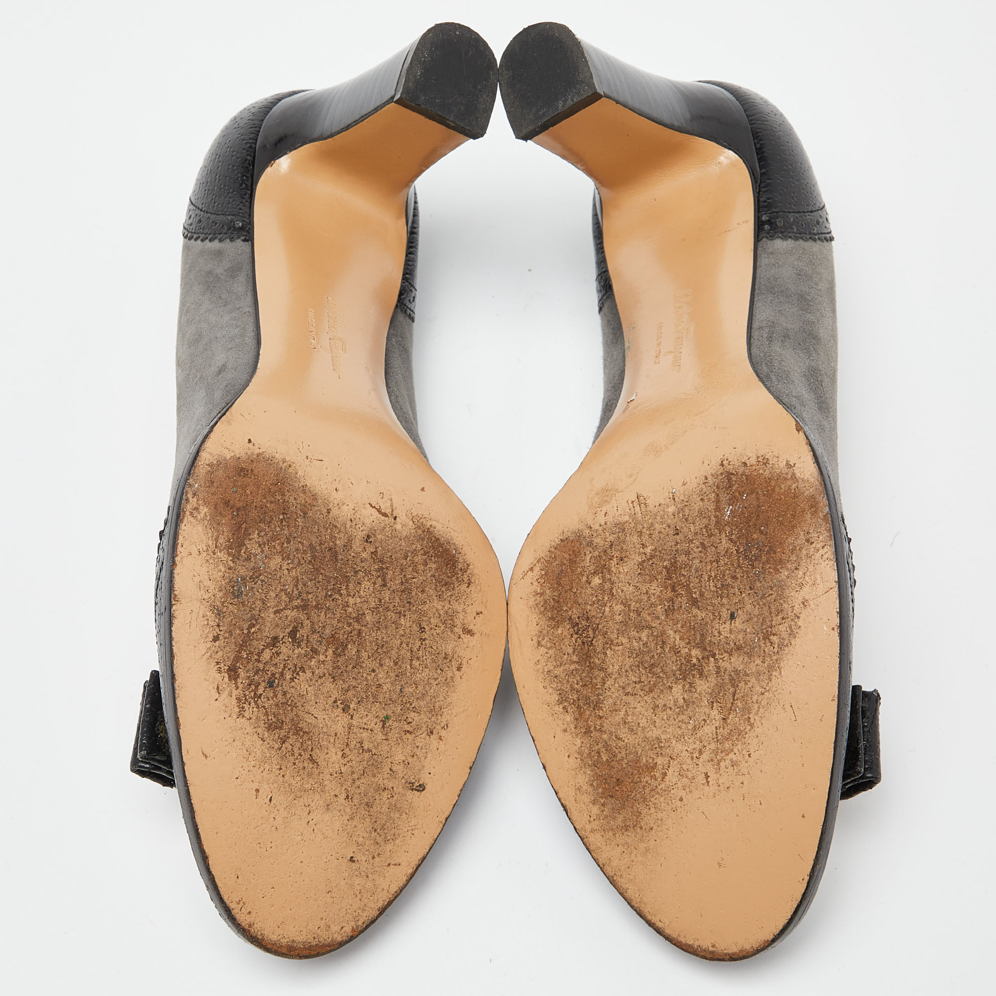 Salvatore Ferragamo Black/Grey Brogue Leather And Suede Vara Bow Pumps Size 38.5
