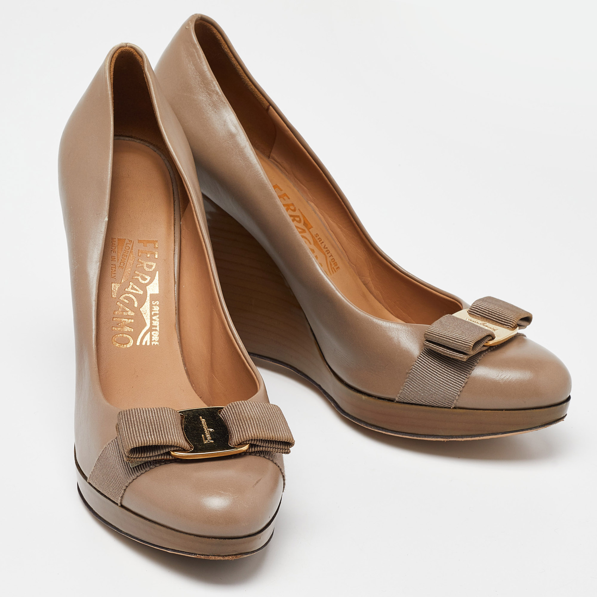 Salvatore Ferragamo Beige Leather Vara Bow Wedge Platform Pumps Size 38.5