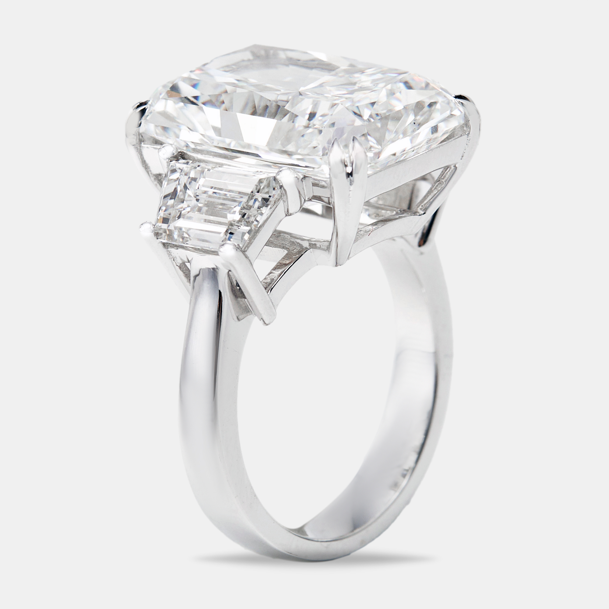 14.00 cts Radiant Cut and Trapezoid Lab Grown Diamond 18k White Gold Ring Size
14.00 cts Radiant Cut and Trapezoid Lab Grown Diamond 18k White Gold Ring Size