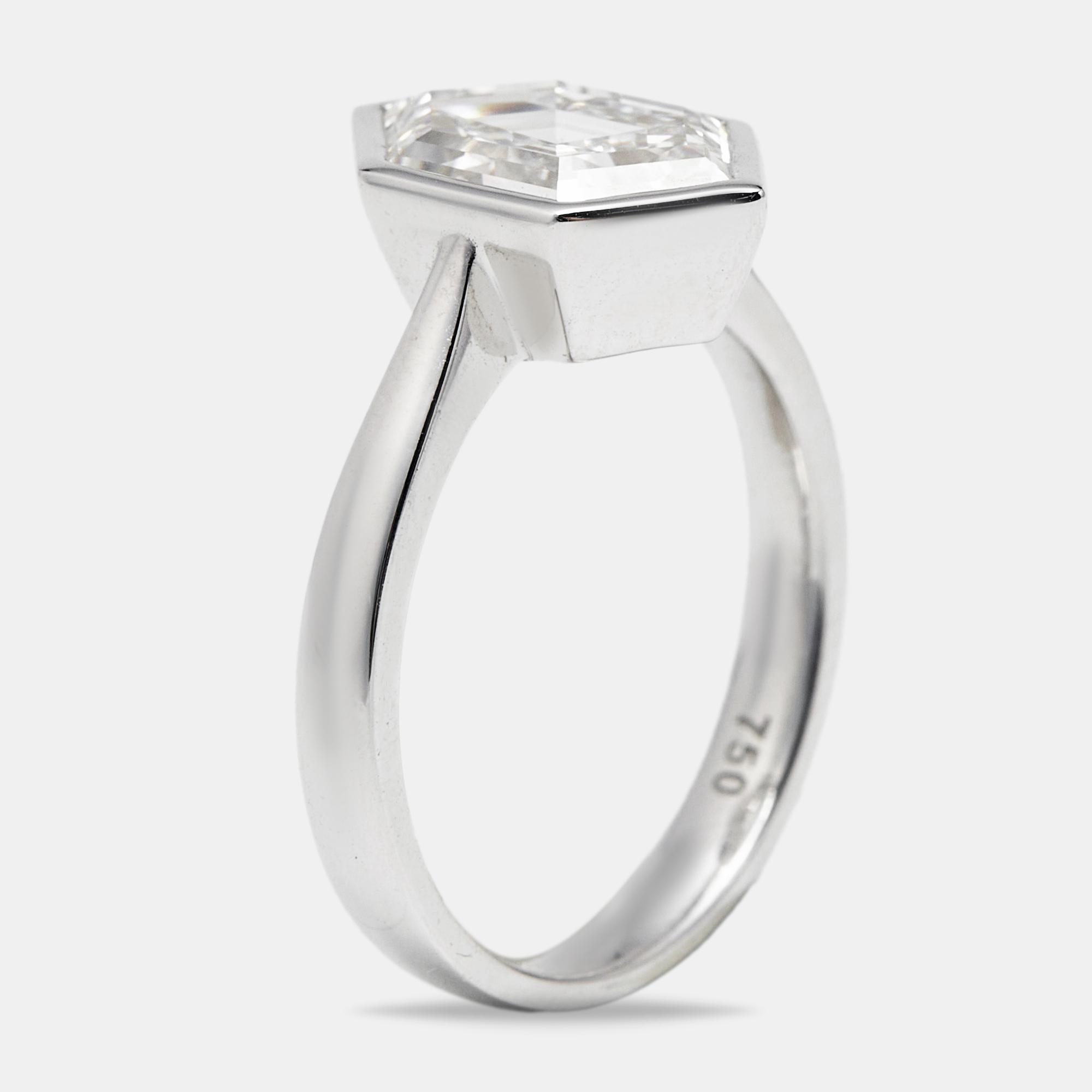 2.75 cts Hexagon Cut Lab Grown Diamond 18k White Gold Ring Size
2.75 cts Hexagon Cut Lab Grown Diamond 18k White Gold Ring Size