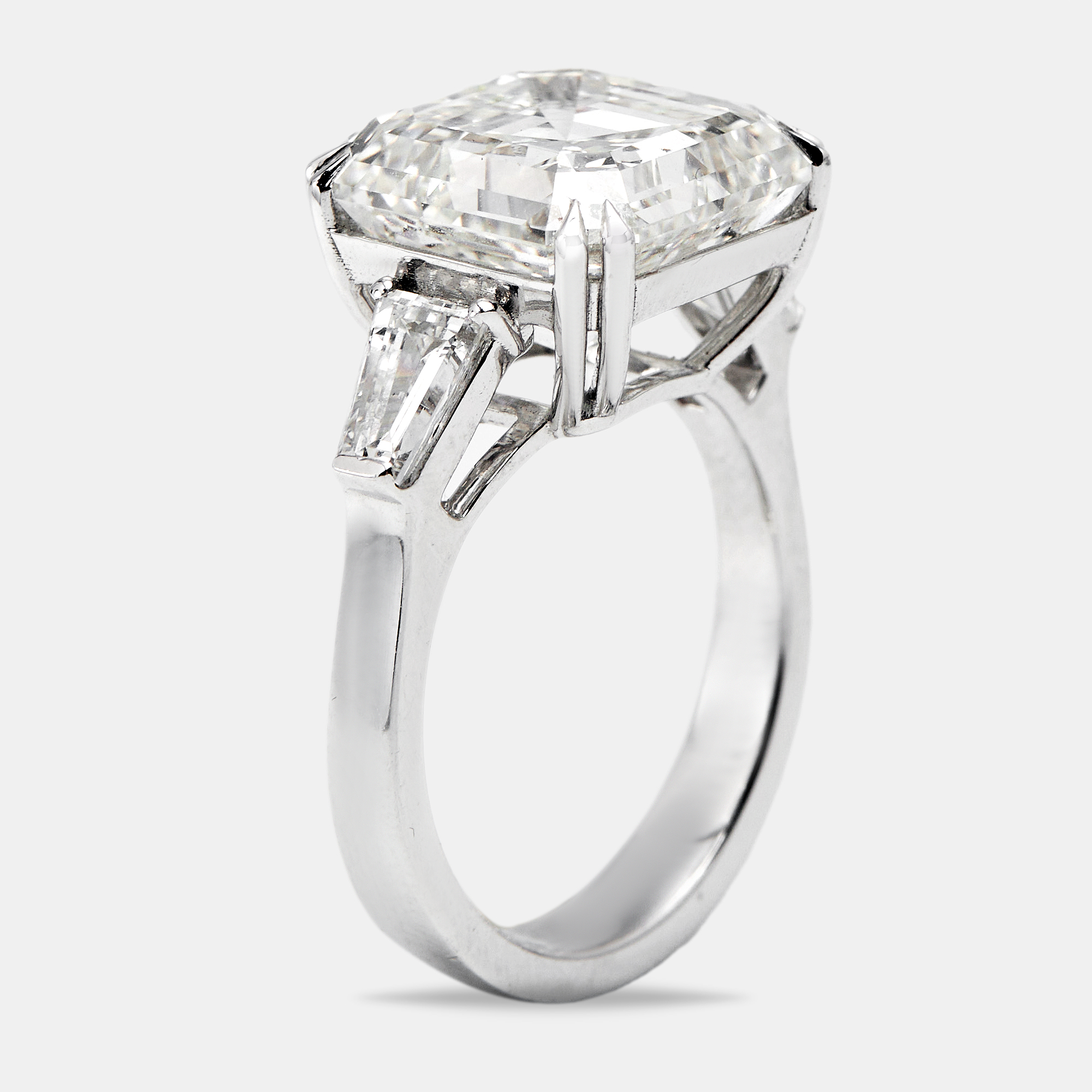 11.00 cts Asscher Cut and Trapezoid Lab Grown Diamond 18k White Gold Ring Size
11.00 cts Asscher Cut and Trapezoid Lab Grown Diamond 18k White Gold Ring Size