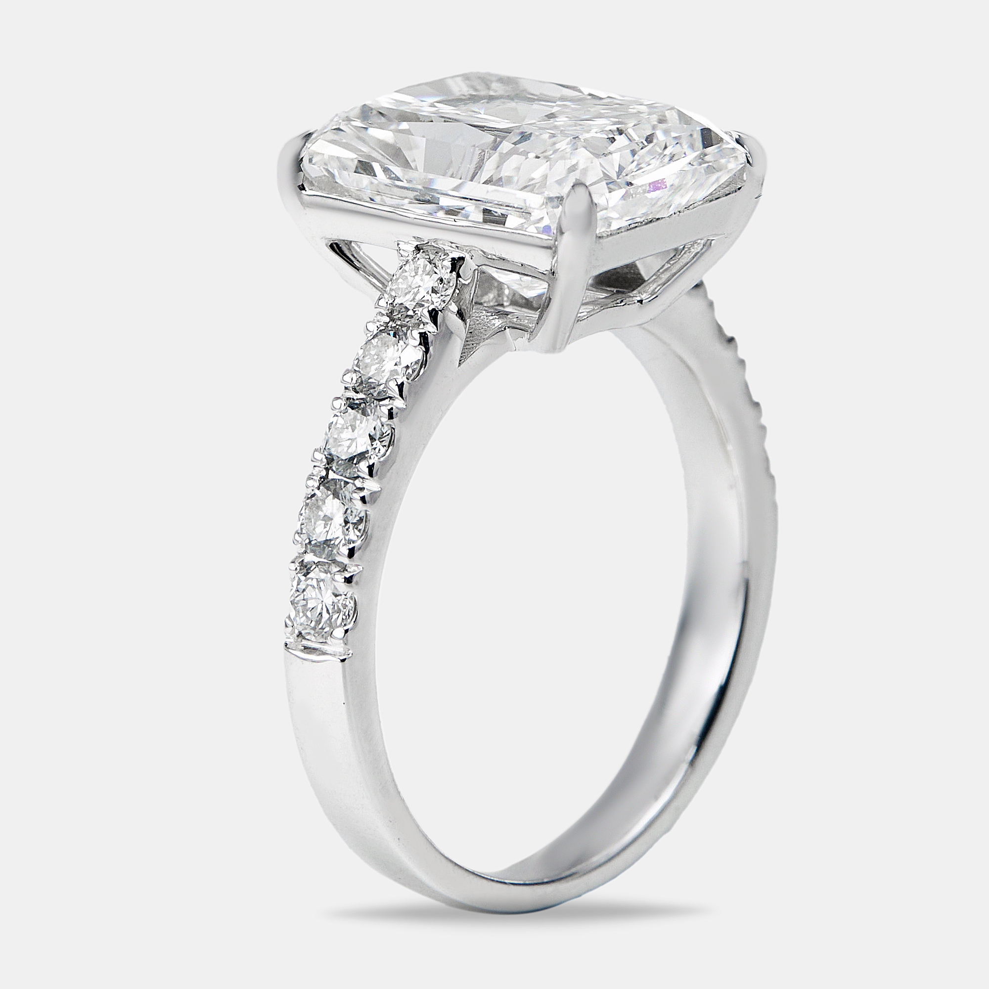 5.50 cts Radiant and Round Lab Grown Diamond 18k White Gold Ring Size
5.50 cts Radiant and Round Lab Grown Diamond 18k White Gold Ring Size
