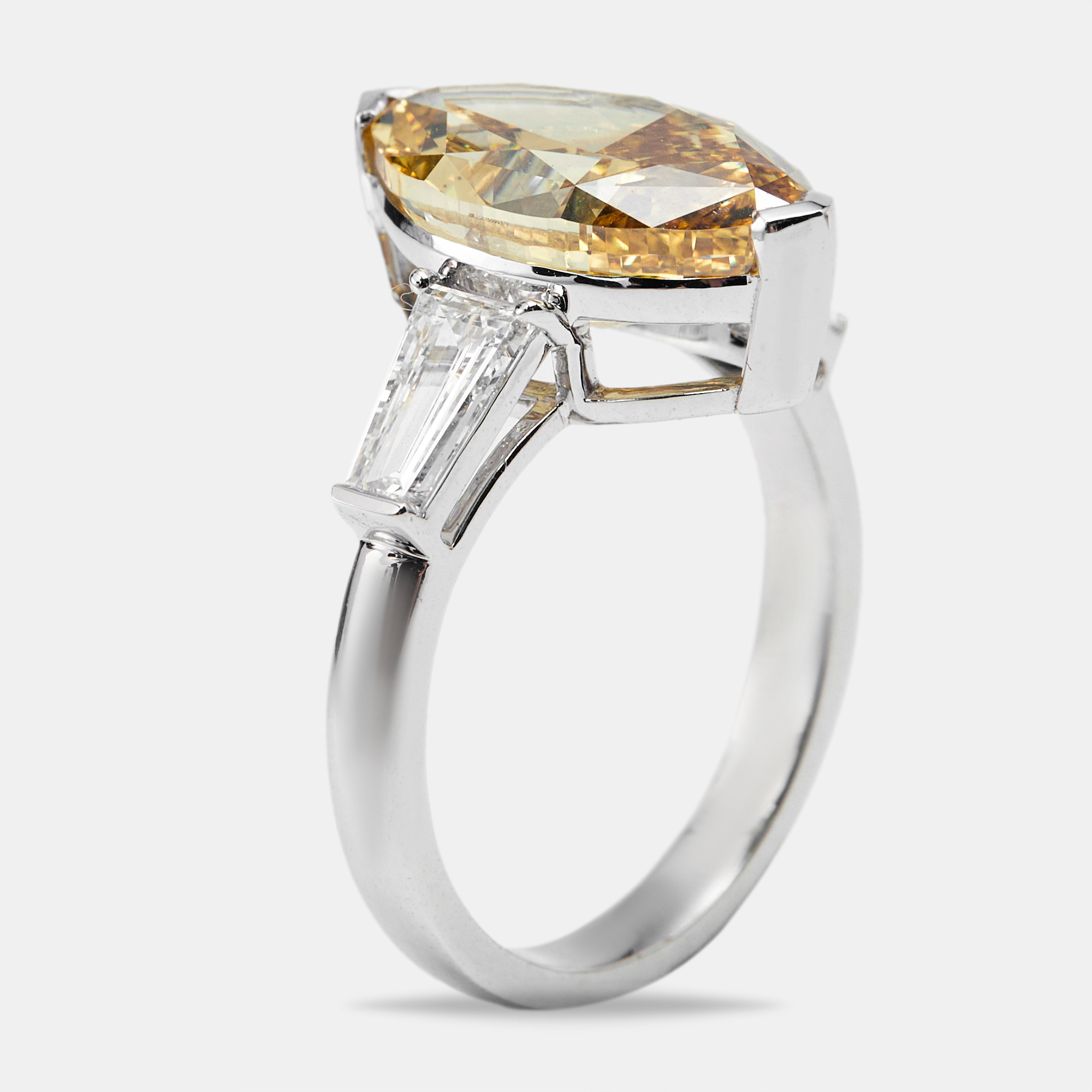6.25 cts Yellow Marquise and Trapezoid Lab Grown Diamond 18k White Gold Ring Size
6.25 cts Yellow Marquise and Trapezoid Lab Grown Diamond 18k White Gold Ring Size