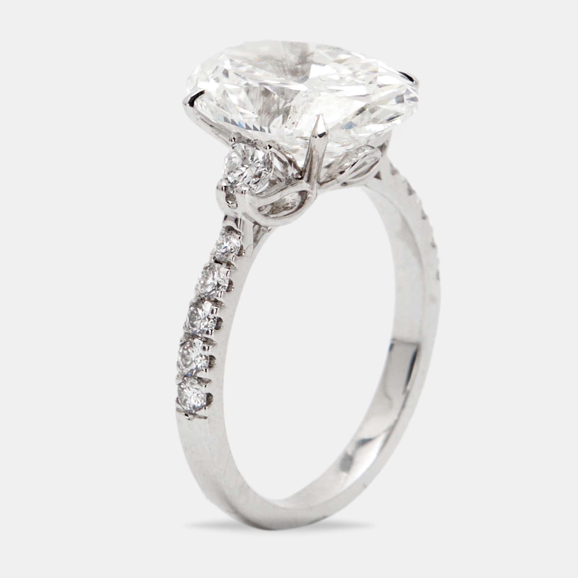 5.25 cts Oval and Round Lab Grown Diamond 18k White Gold Ring Size
5.25 cts Oval and Round Lab Grown Diamond 18k White Gold Ring Size