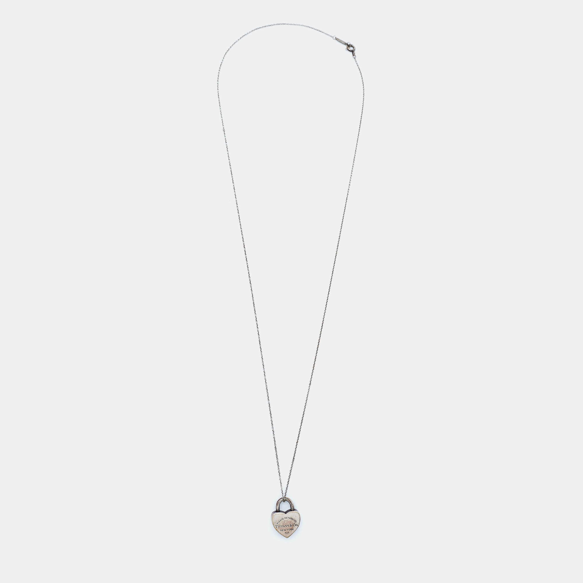 Tiffany & Co. Return to Tiffany & Co. Pull Lock Sterling Silver Pendant Necklace.
Tiffany & Co. Return to Tiffany & Co. Pull Lock Sterling Silver Pendant Necklace.