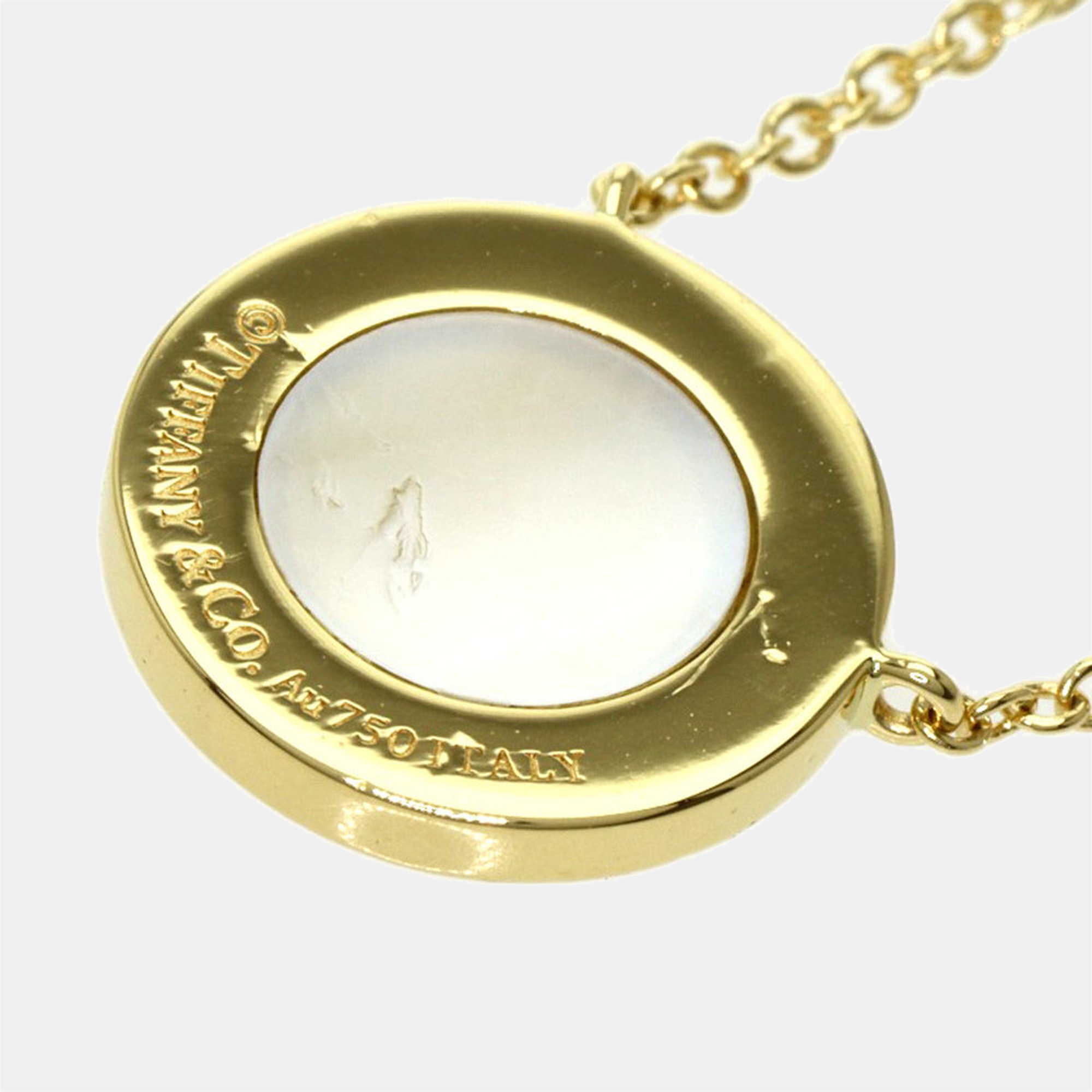 Tiffany & Co. 18K Yellow Gold with Diamonds and Mother of Pearl T Circle Pendant Necklace
Tiffany & Co. 18K Yellow Gold with Diamonds and Mother of Pearl T Circle Pendant Necklace
