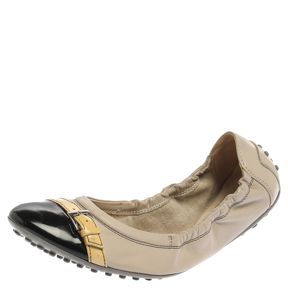 Tod's beige/black leather and patent leather cap toe buckle detail scrunch ballet flats size 38