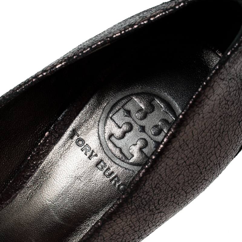 Tory Burch Metallic Grey Leather Embellished Logo Pumps Size 38