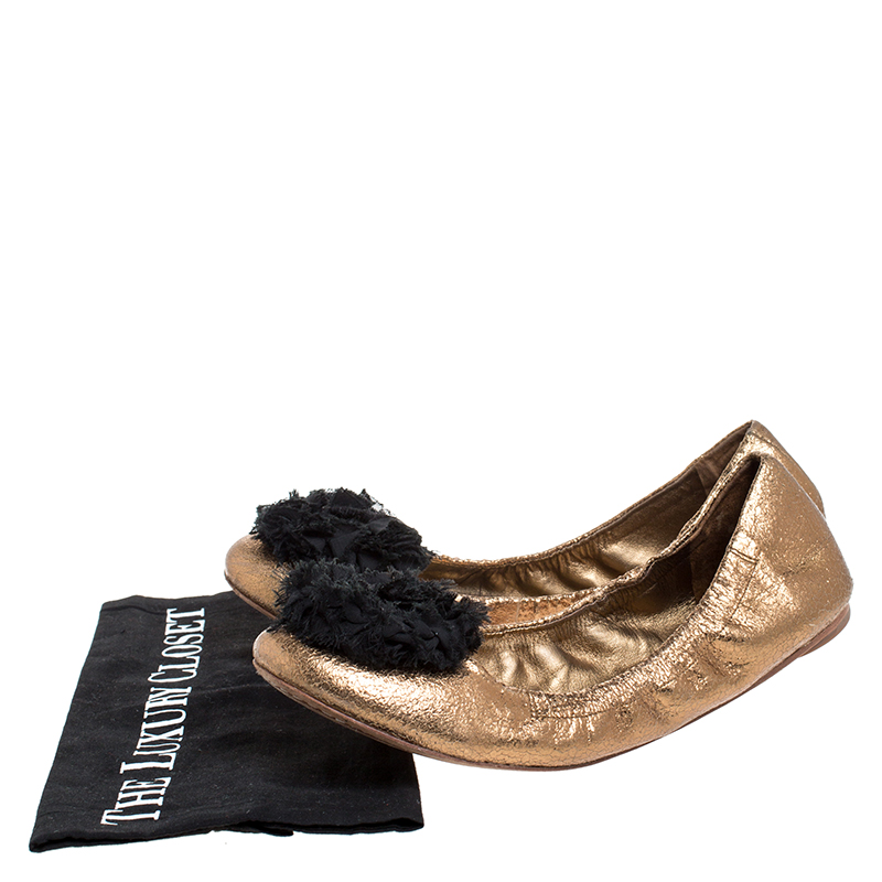 Tory Burch Metallic Bronze Crackled Leather And Black Fabric Flower Scrunch Ballet Flats Size 40