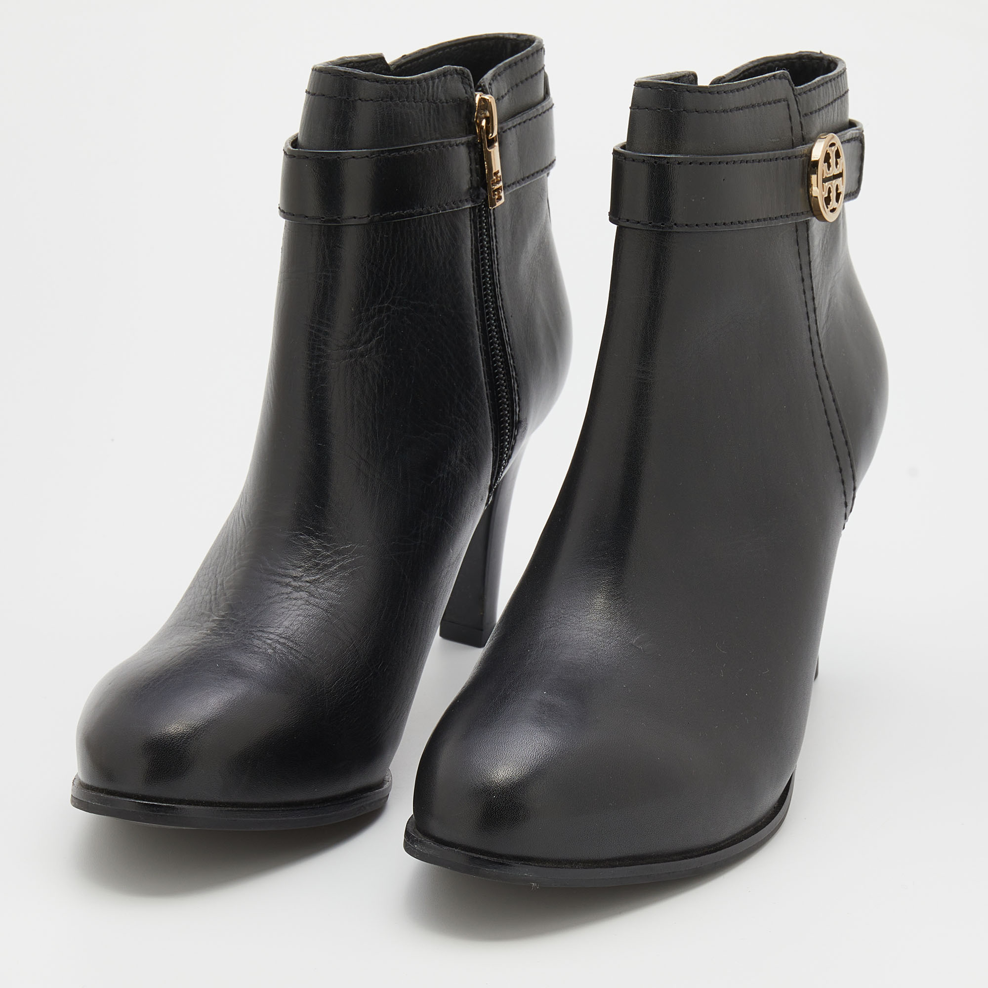 Tory Burch Black Leather Ankle Length Boots Size
Tory Burch Black Leather Ankle Length Boots Size
