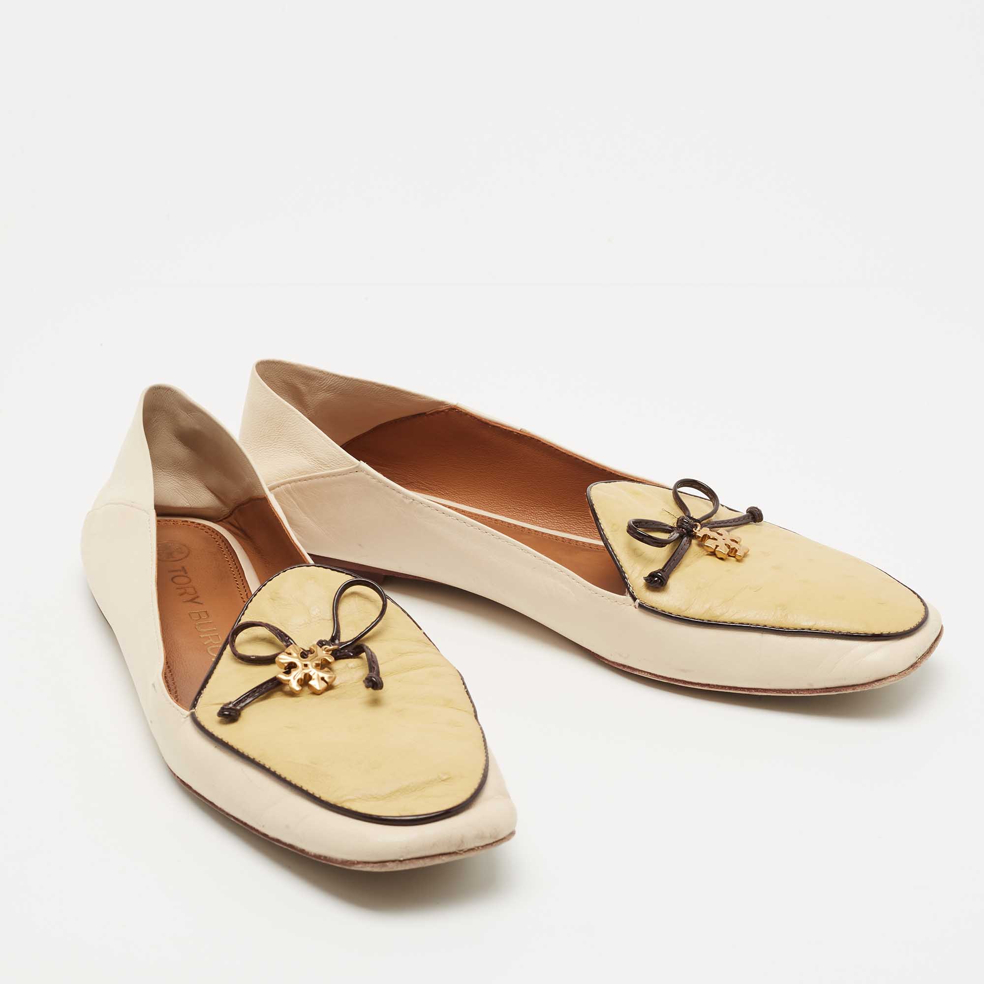 Tory Burch Beige/Cream Leather And Ostrich Embossed Charm Loafers Size 40