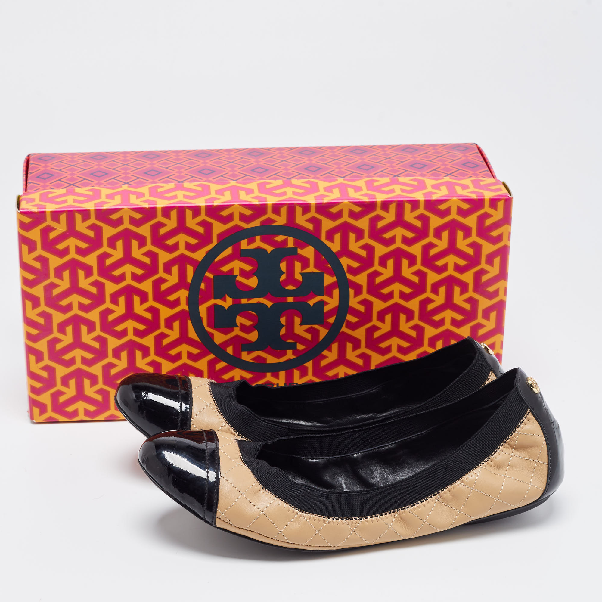 Tory Burch Beige/Black Patent And Leather Quilted Detail Scrunch Ballet Flats Size 38.5