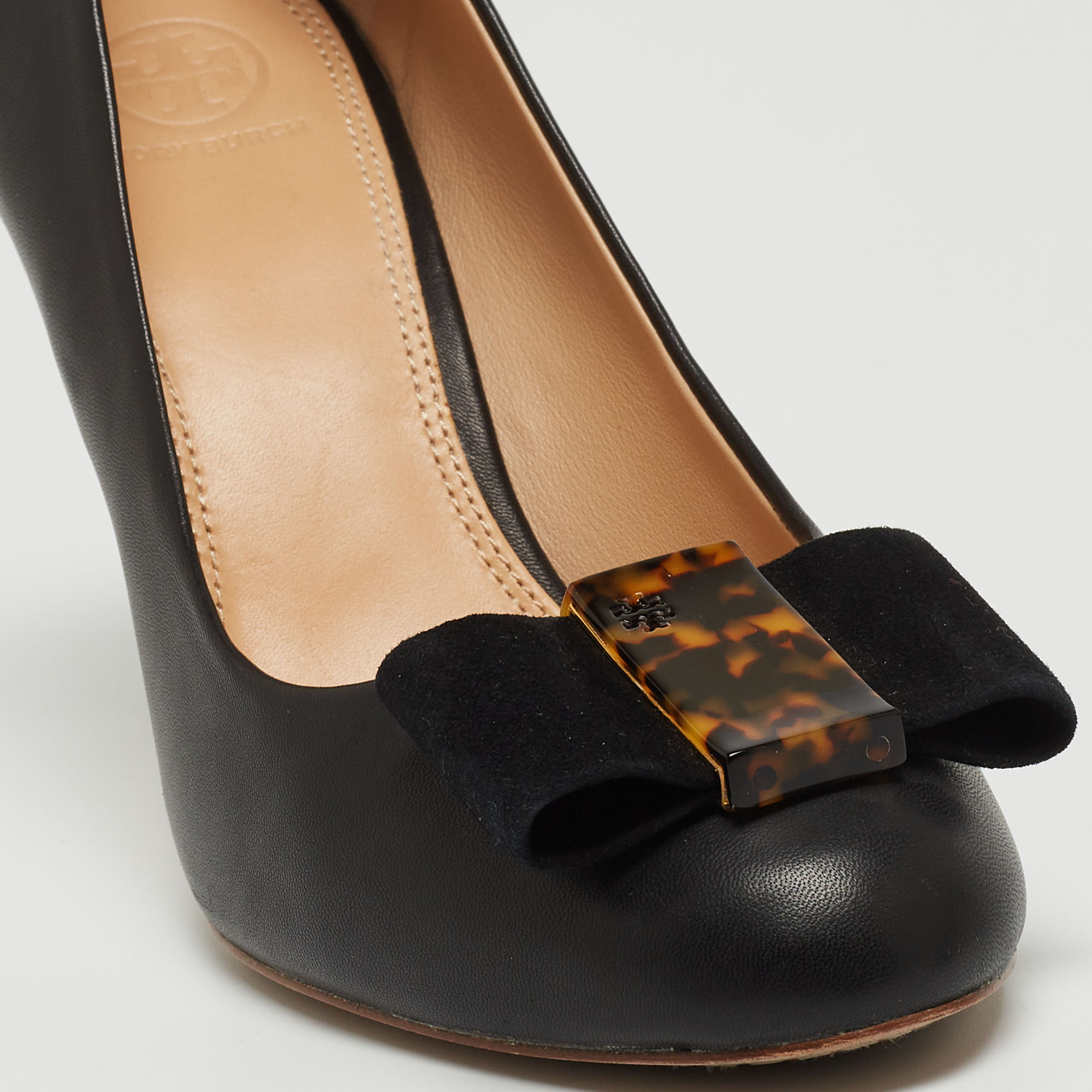 Tory Burch Black Leather And Suede Tortoise Bow Chase Pumps Size 40