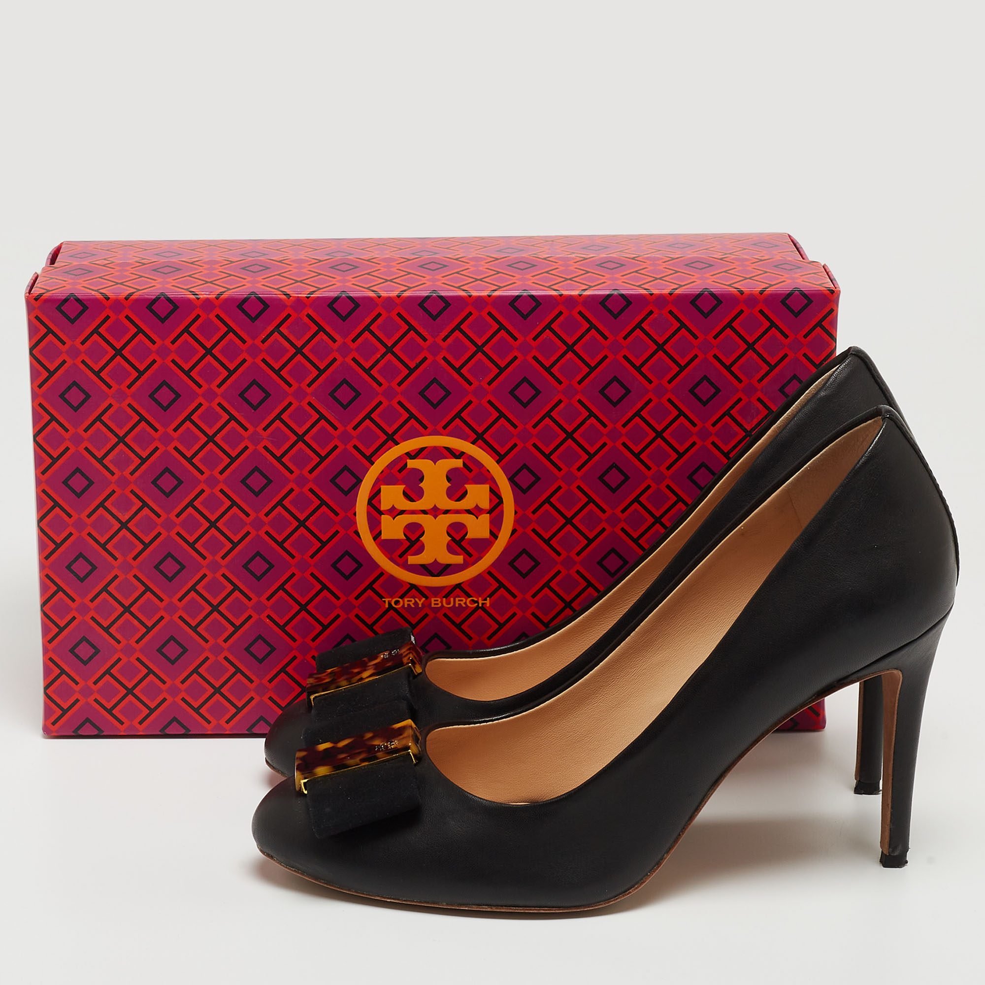 Tory Burch Black Leather And Suede Tortoise Bow Chase Pumps Size 40