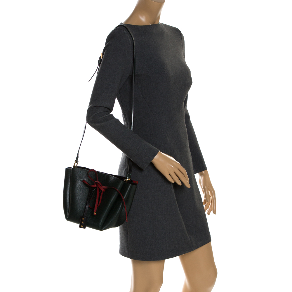 Valentino Green Leather Medium VLOGO Bucket Bag
Valentino Green Leather Medium VLOGO Bucket Bag