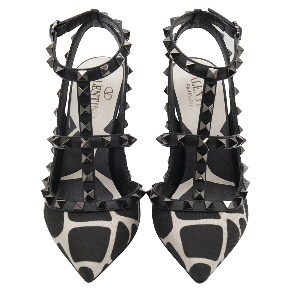 Valentino Black/White Canvas and Leather Rockstud Embellished Pointed Toe Sandals Size EU
Valentino Black/White Canvas and Leather Rockstud Embellished Pointed Toe Sandals Size EU