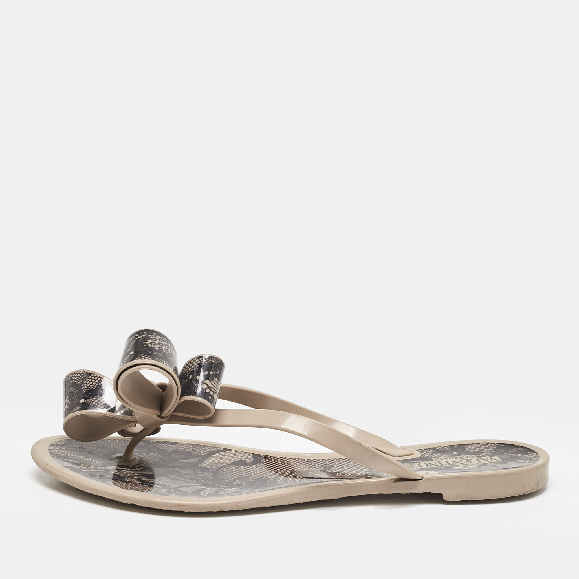 Valentino Beige/Black PVC and Mesh Print Thong Flat Sandals Size 40
Valentino Beige/Black PVC and Mesh Print Thong Flat Sandals Size 40