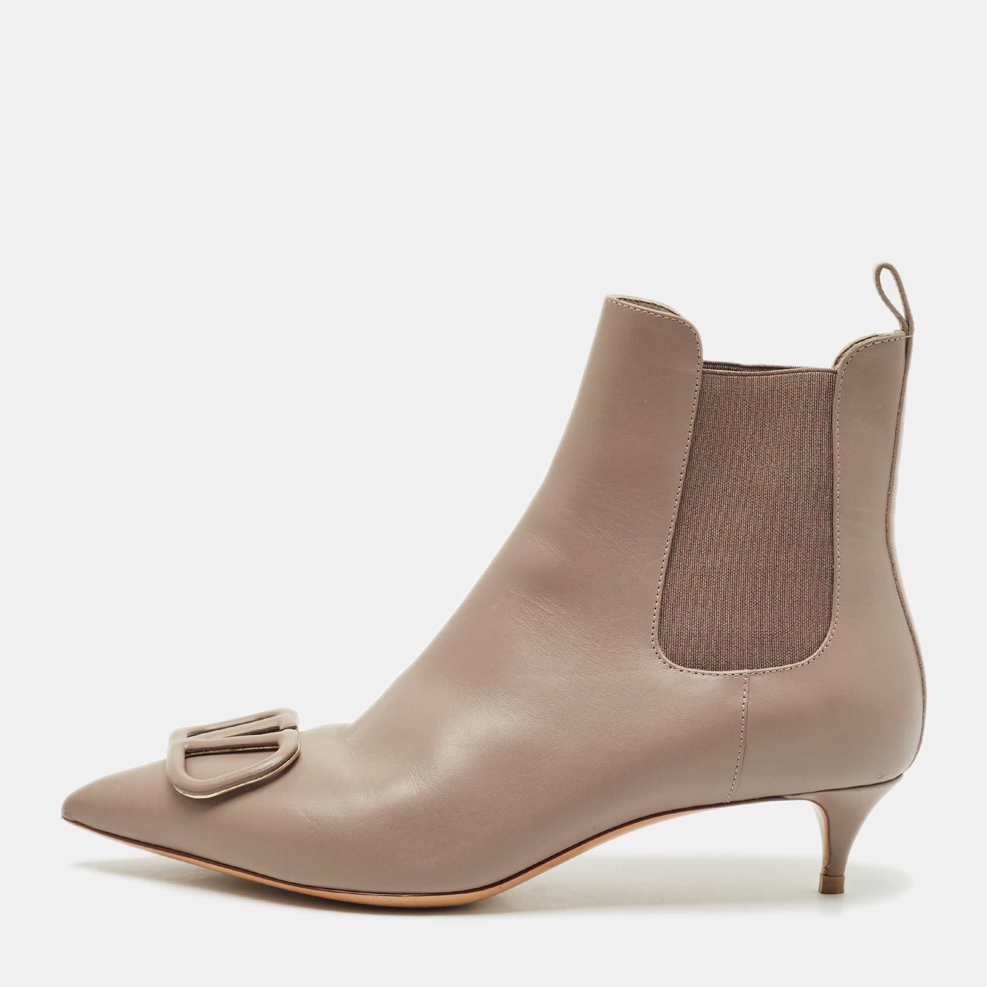 Valentino Dusty Pink Leather Vlogo Pointed Toe Ankle Boots Size
Valentino Dusty Pink Leather Vlogo Pointed Toe Ankle Boots Size
