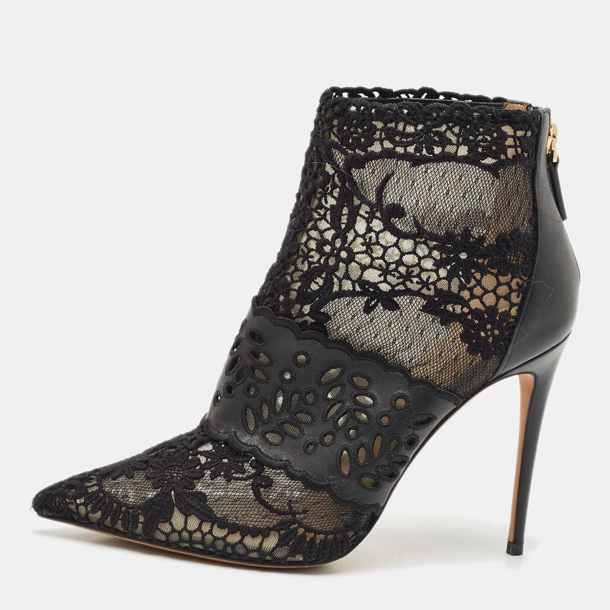 Valentino Black Leather and Lace Fusion Pointed Toe Ankle Length Boots Size
Valentino Black Leather and Lace Fusion Pointed Toe Ankle Length Boots Size
