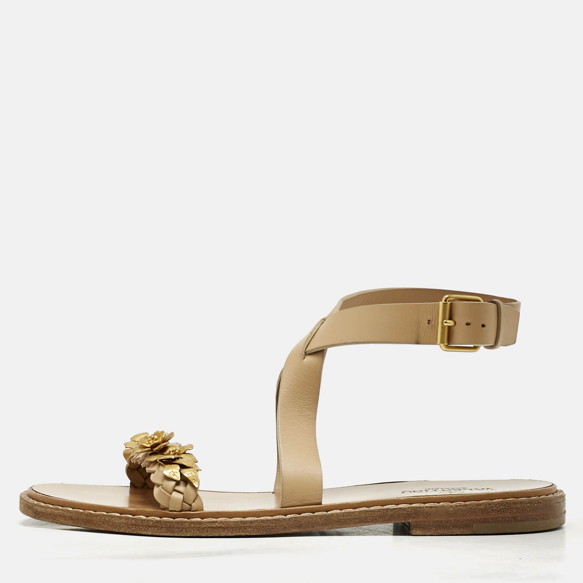 Valentino Beige Leather Metal Floral Embellished Flat Sandals Size
Valentino Beige Leather Metal Floral Embellished Flat Sandals Size
