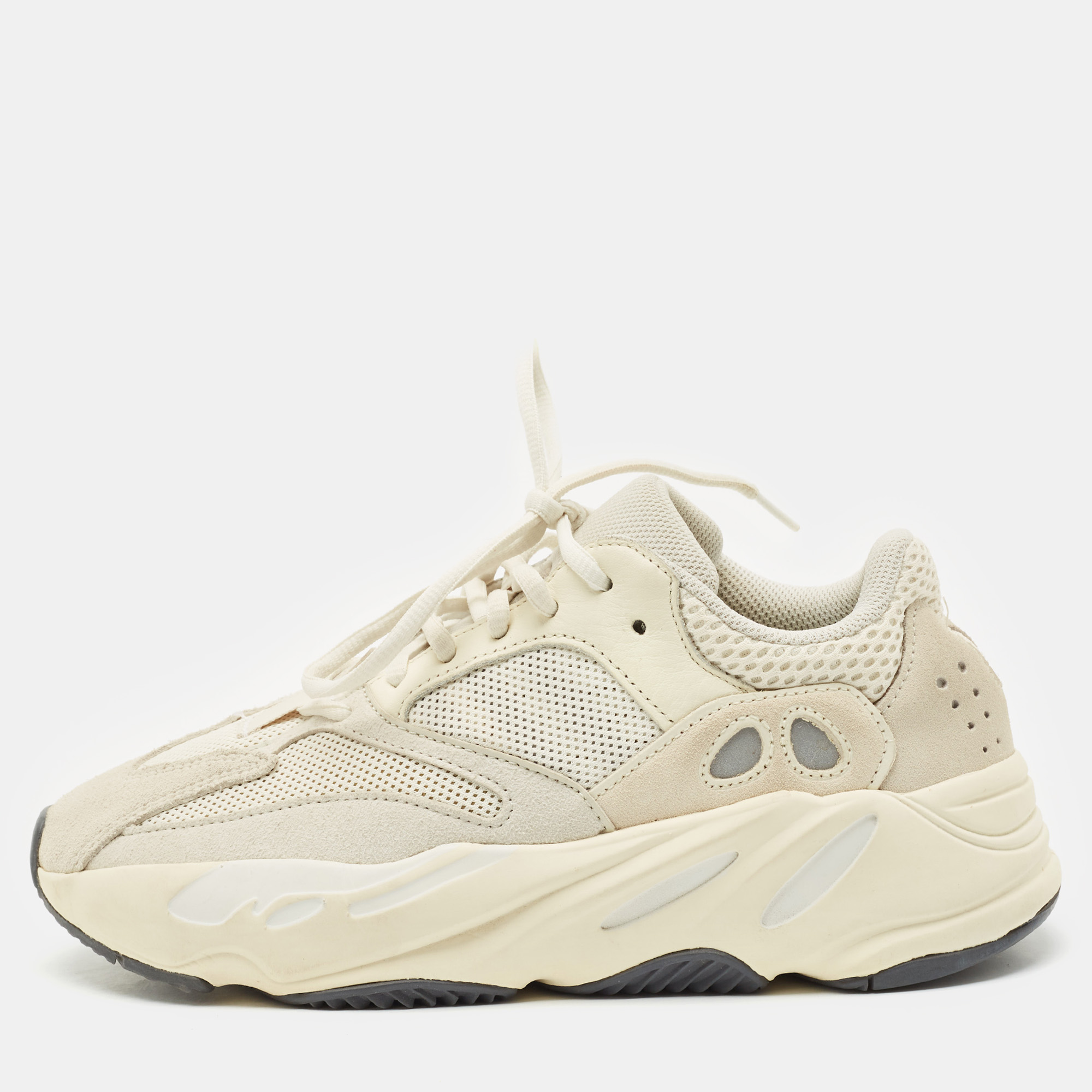 Yeezy x Adidas Cream Suede and Mesh Boost 700 Analog Sneakers Size 39 1/3
Yeezy x Adidas Cream Suede and Mesh Boost 700 Analog Sneakers Size 39 1/3