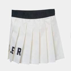 Pre Owned تنورة مثنية اصطناعية موضبة بشعار مونيكلر للأطفال بلون الكريمة 4 سنوات