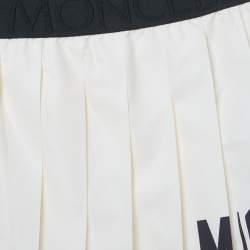 Pre Owned تنورة مثنية اصطناعية موضبة بشعار مونيكلر للأطفال بلون الكريمة 4 سنوات