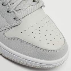 مملوكة مسبقًا حذاء رياضي نايك اير جوردن جوردن 1 ريترو جلد أزرق/أبيض بعنق منخفض مقاس 44