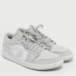 مملوكة مسبقًا حذاء رياضي نايك اير جوردن جوردن 1 ريترو جلد أزرق/أبيض بعنق منخفض مقاس 44