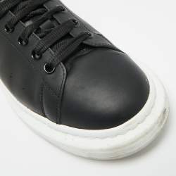 مملوكة مسبقًا Alexander McQueen Oversized Runner Size 46 Black/White Leather Lace Up Sneakers