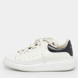 مملوكة مسبقًا حذاء رياضي ألكساندر ماكوين جلد أبيض / ذهبي كبير الحجم مقاس 35.5